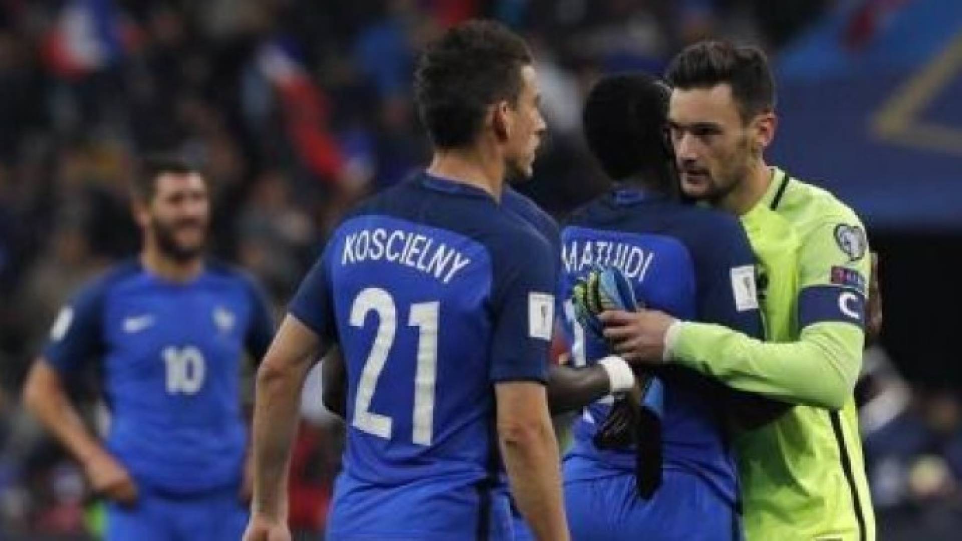 لاعبون بمنتخب فرنسا يحتفلون بالفوز على بلغاريا بتصفيات كأس العالم لكرة القدم