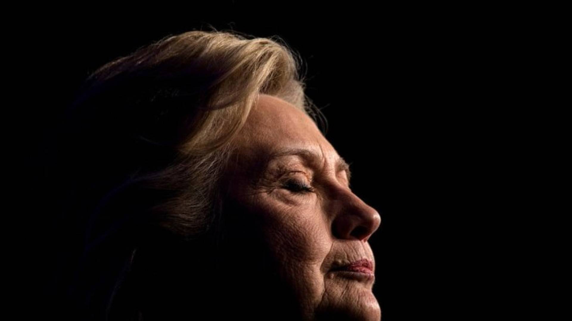 ويكيليكس ينشر وثائق سرية عن كلينتون