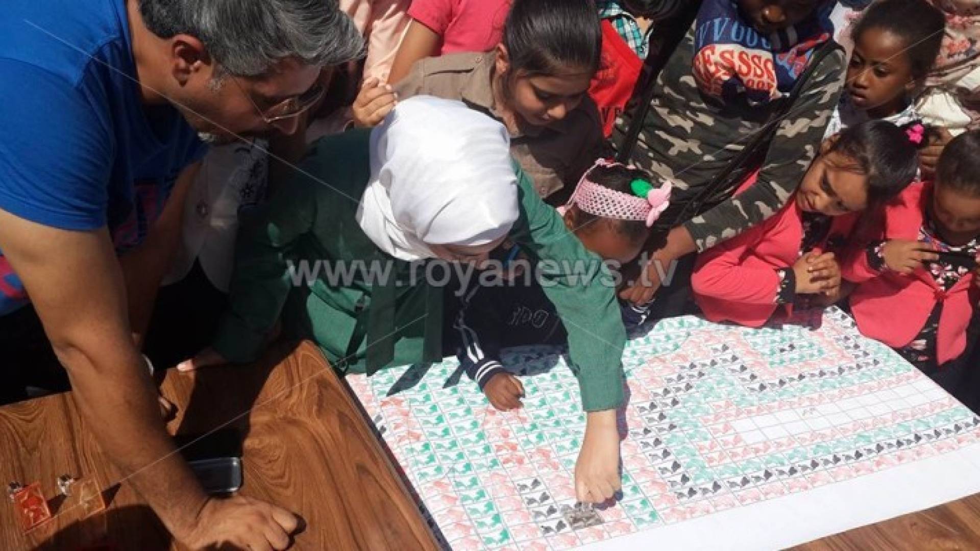 سحاب تدخل موسوعة جينيس بأكبر لوحة أختام في العالم .. صور