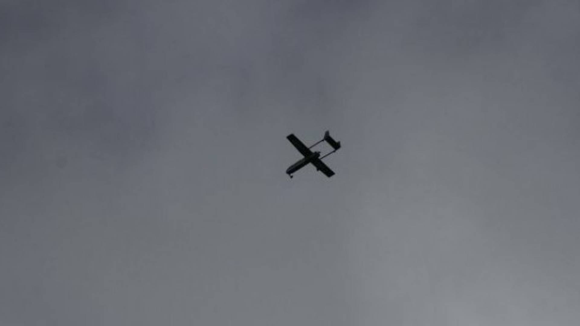 جيش الاحتلال يطلق النار باتجاه طائرة صغيرة على حدود غزة