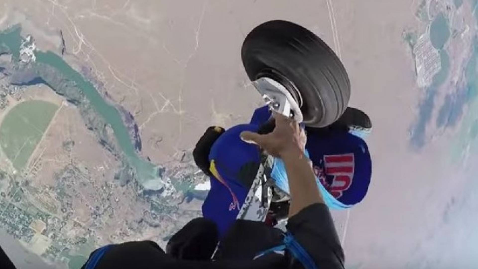 بالفيديو ..مشهد صادم اثناء قفزة بالمظلة!
