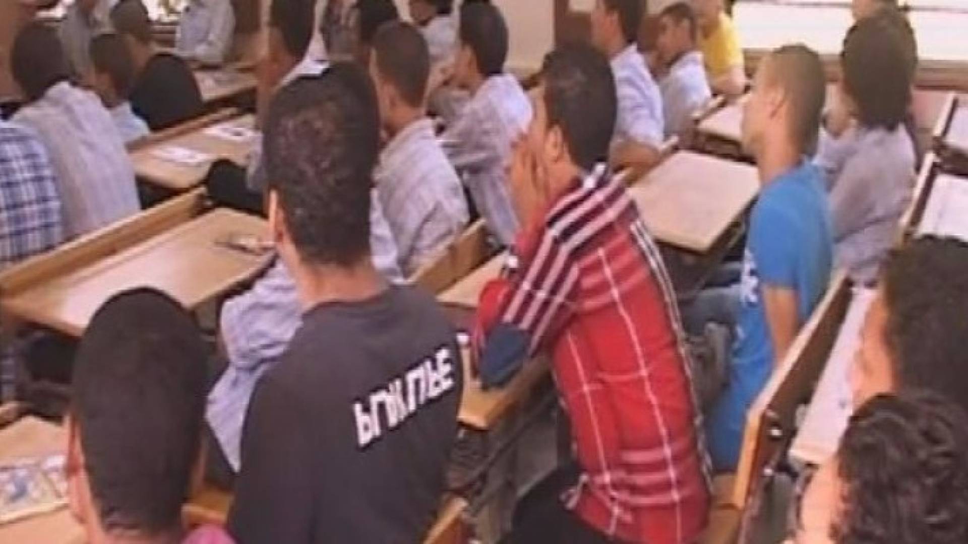 قتل معلمه داخل الصف بسبب سيجارة!