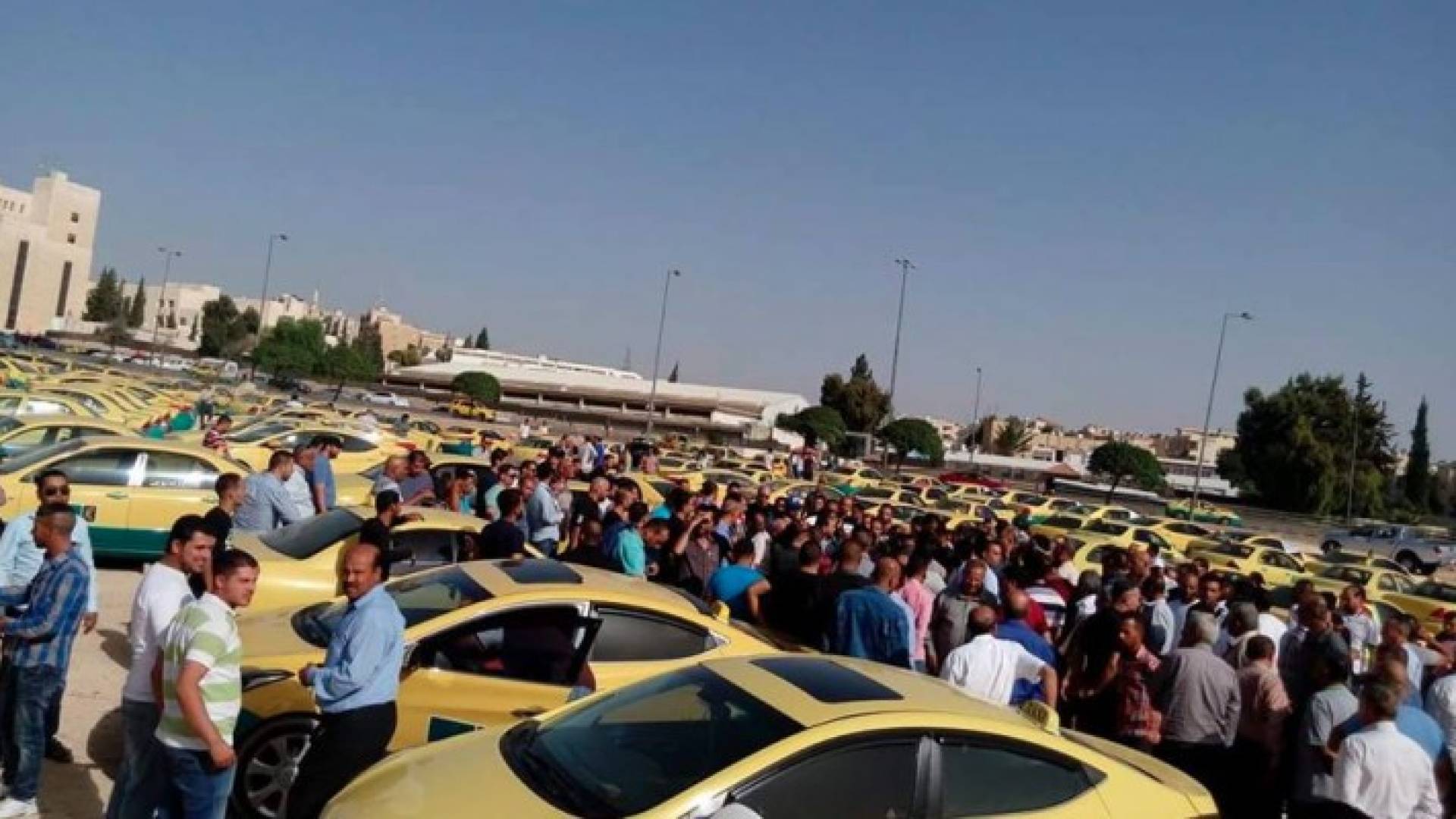 بالصور.. سائقو التكاسي يطالبون بتعديل الأجور