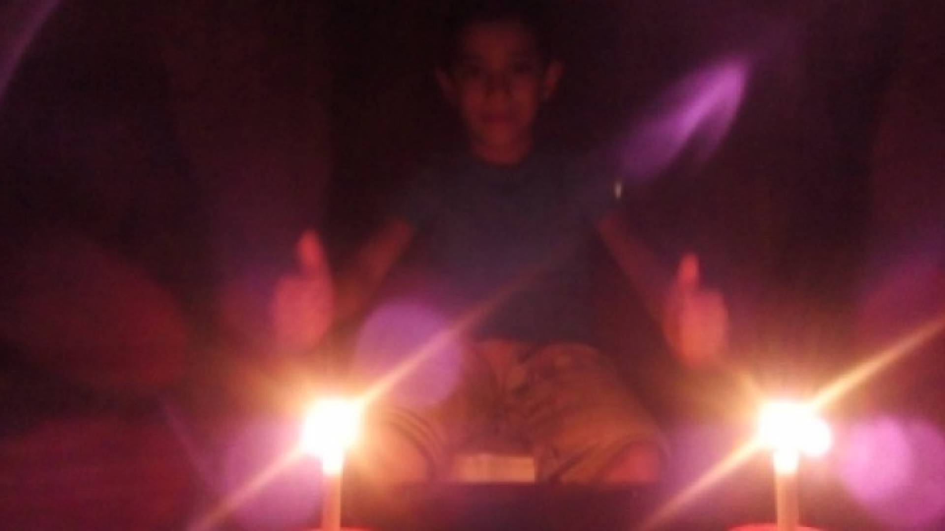 مستخدمو مواقع التواصل الاجتماعي يشاركون في فعالية 'طفي الضو' احتجاجا على اتفاقية الغاز.. صور