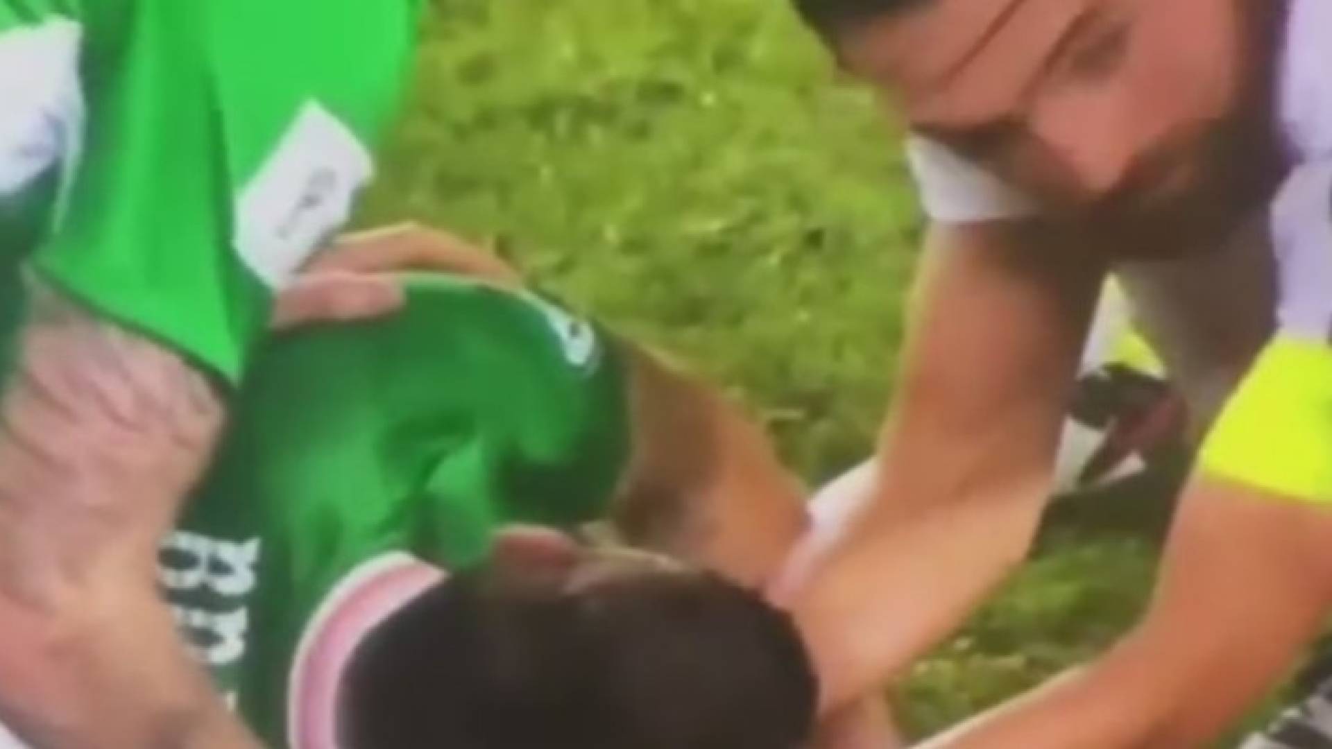 موقف إنساني.. قائد جورجيا ينقذ حياة لاعب إيرلندي .. فيديو