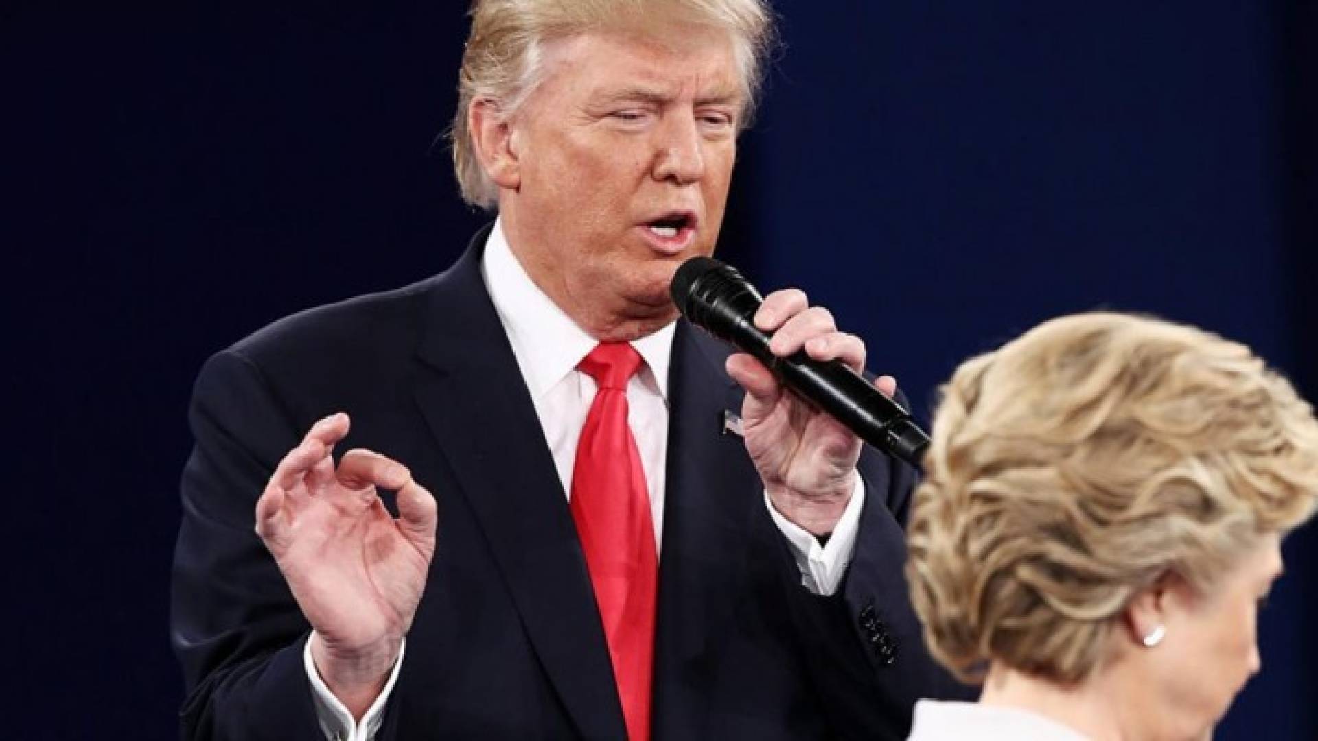 ترامب وكلينتون يواصلا تبادل التهم