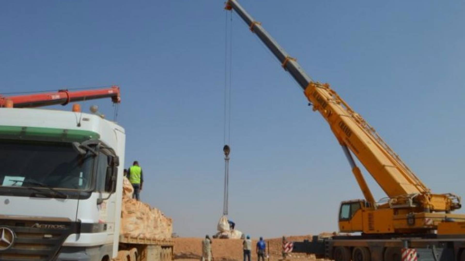 ارشيفية - ادخال مساعدات بواسطة رافعات للاجئين السوريين