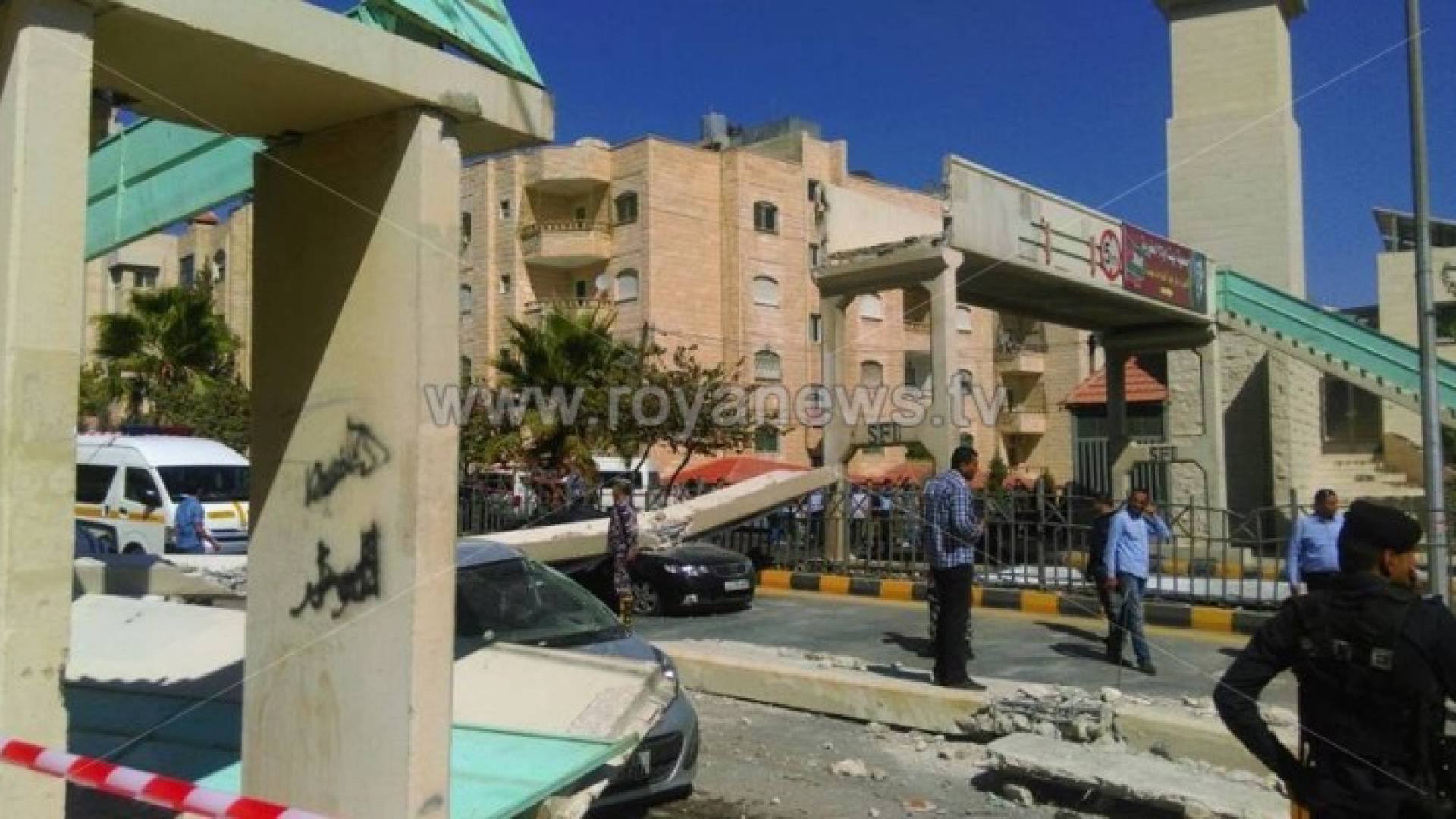سقوط جسر المشاة في ضاحية الاقصى على عدة مركبات في منطقة طبربور