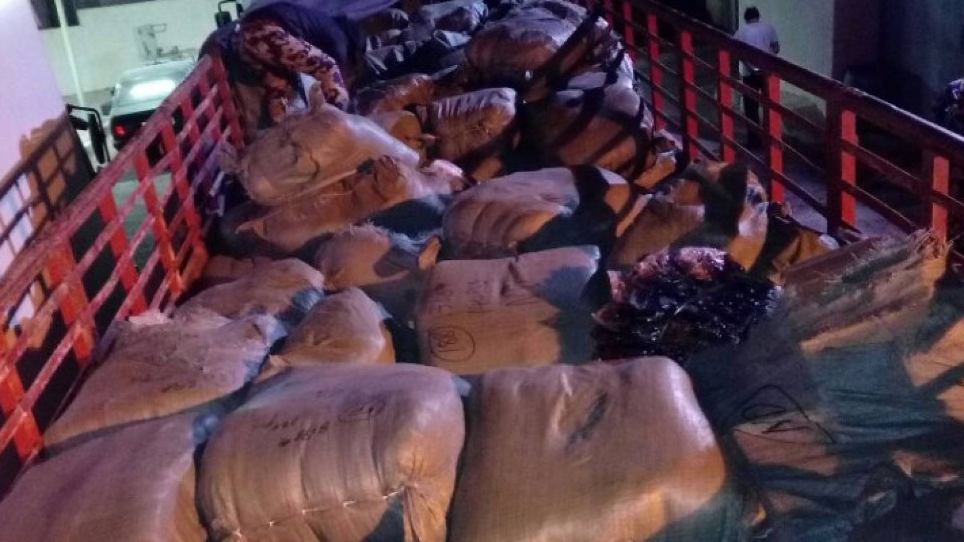 شاحنة محملة بالمواد التي تم ضبطها 