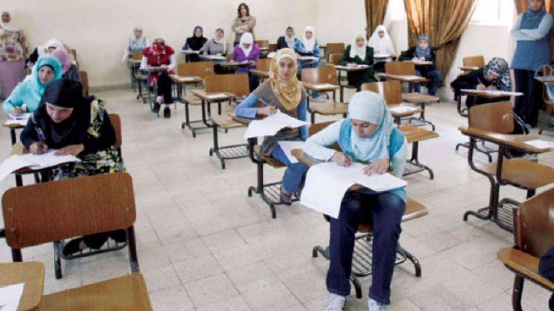 طلاب توجيهي داخل الغرفة الصفية - ارشيفية 