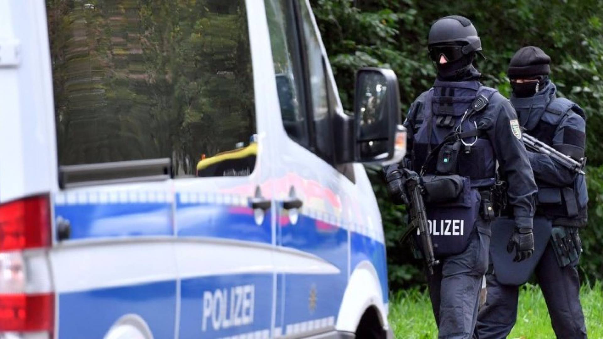 جانب من عمليات المداهمة التي قامت بها الشرطة الألمانية لملاحقة المشتبه به