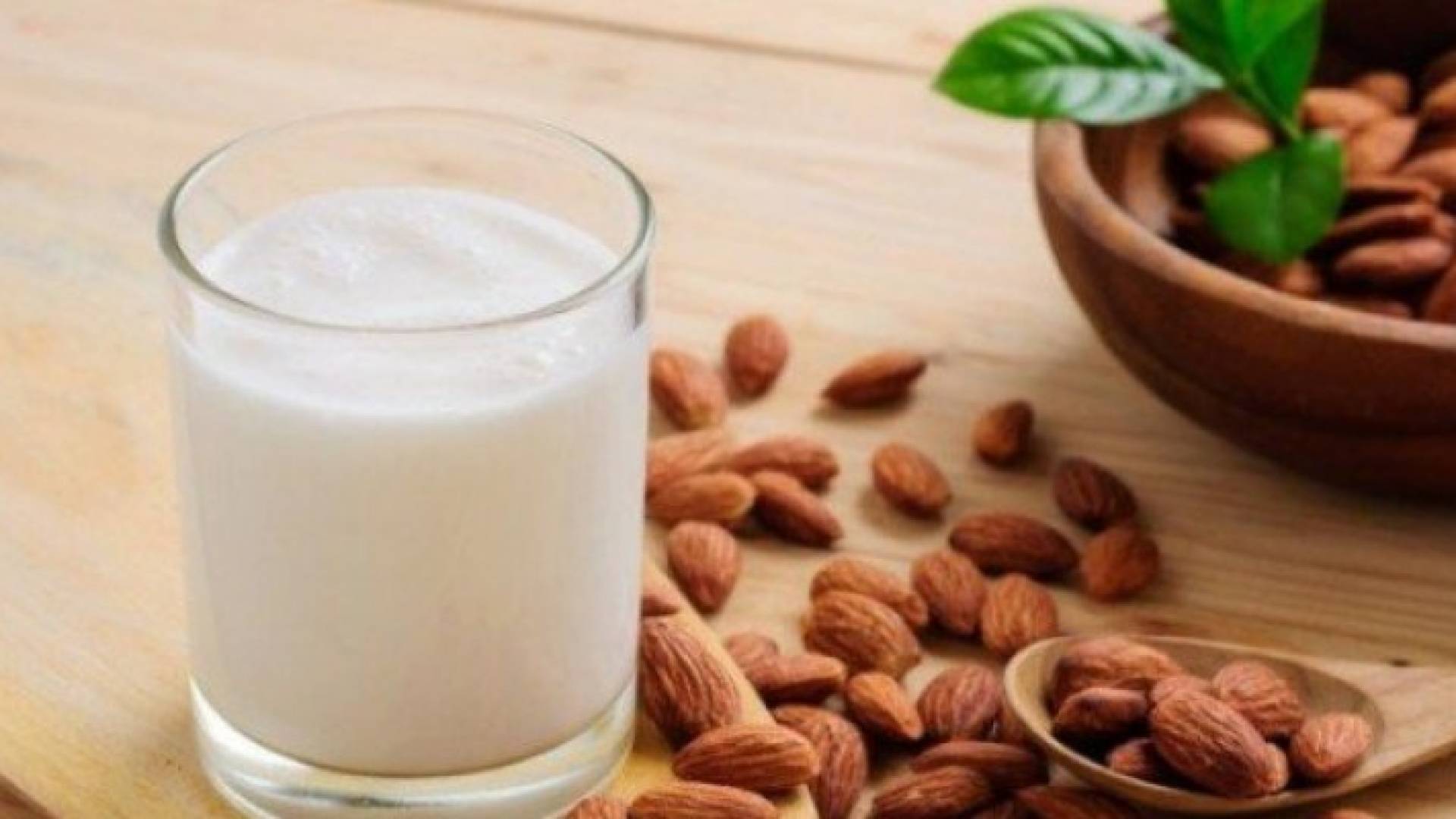 حليب اللوز ينصح بها العديد من خبراء التغذية كبديل صحي وملئ بالفوائد