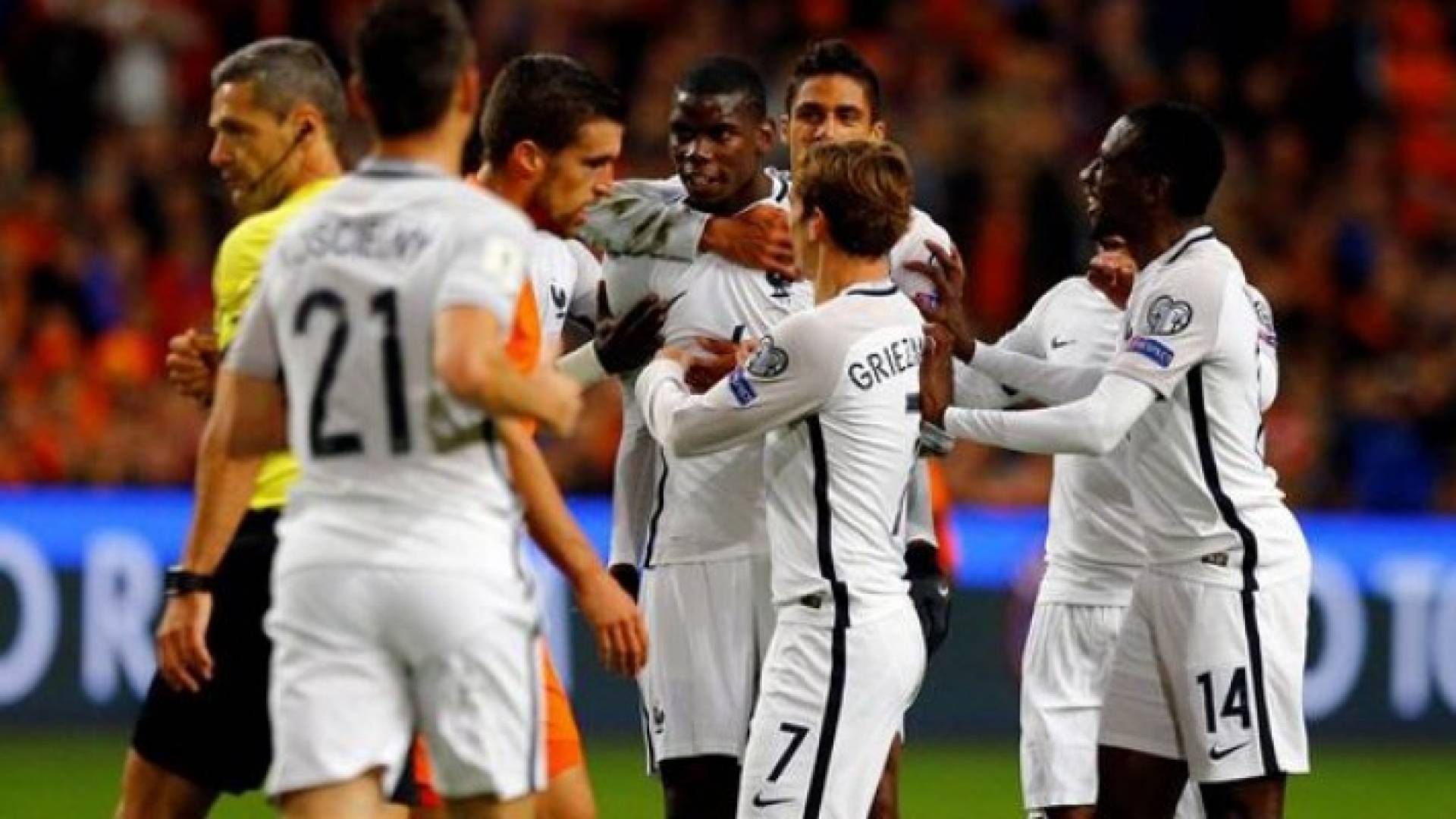 بول بوجبا يحتفل بفوز المنتخب الفرنسي أمام هولندا