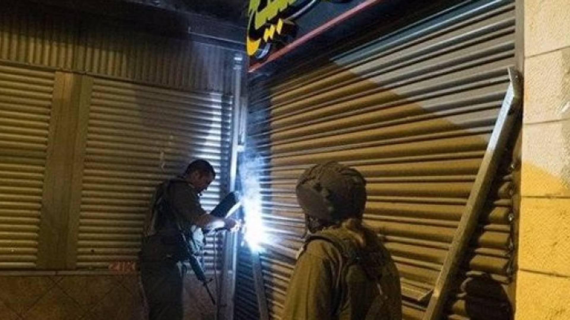 جانب من اعمال الاحتلال الاسرائيلي لتخريب محتويات عائلة الشهيد ابو صبيح 