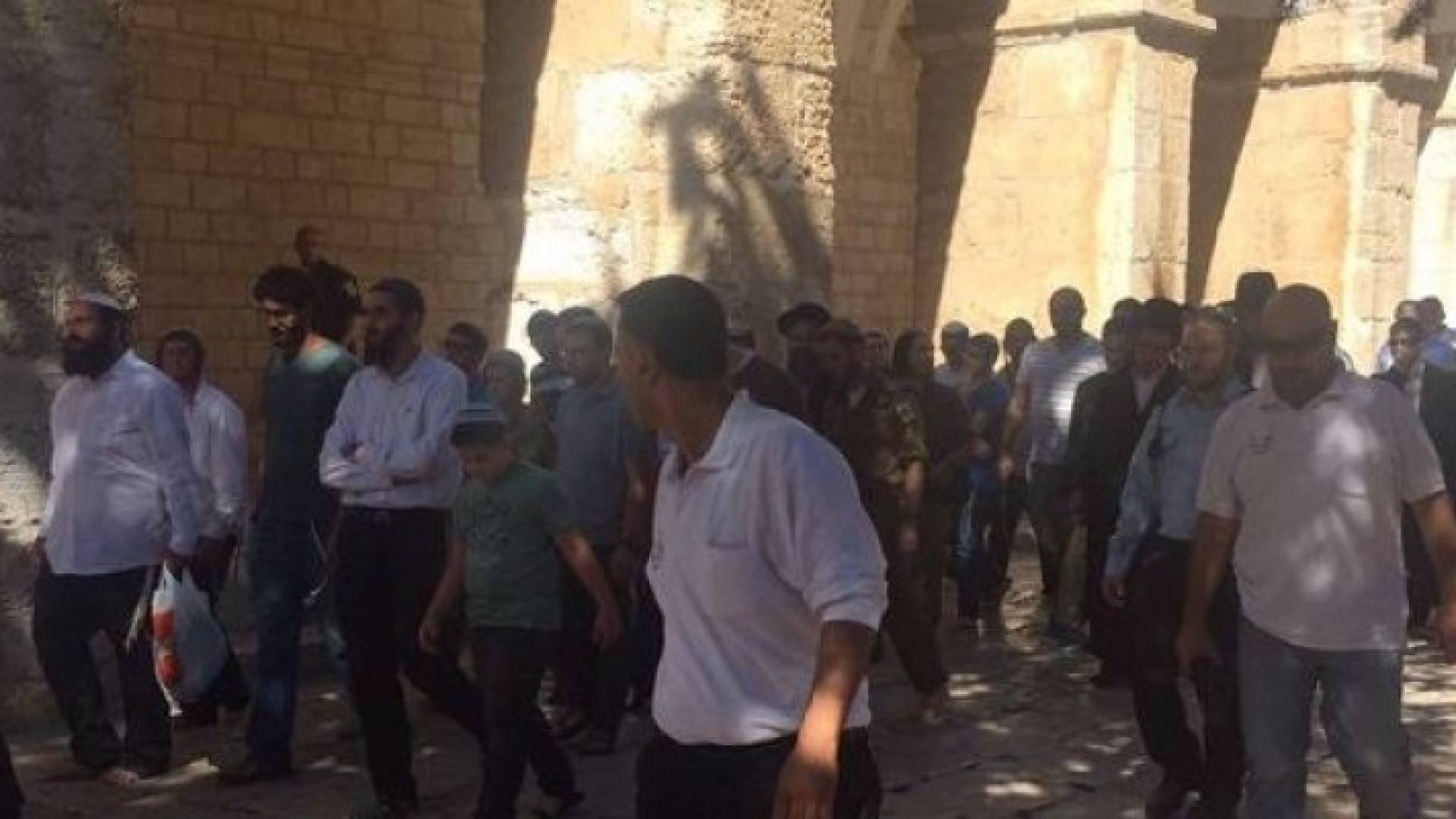 مستوطنين يقتحمون باحات المسجد الاقصى صباح اليوم الثلاثاء 