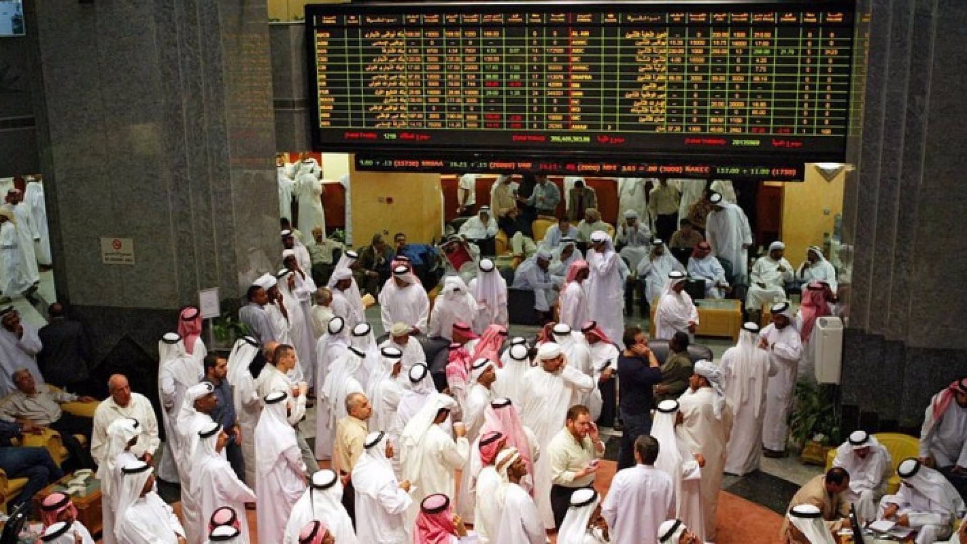 انخفضت أسهم بنك الرياض 2.13 في المئة، وأسهم الأهلي التجاري 1.12 في المئة 
