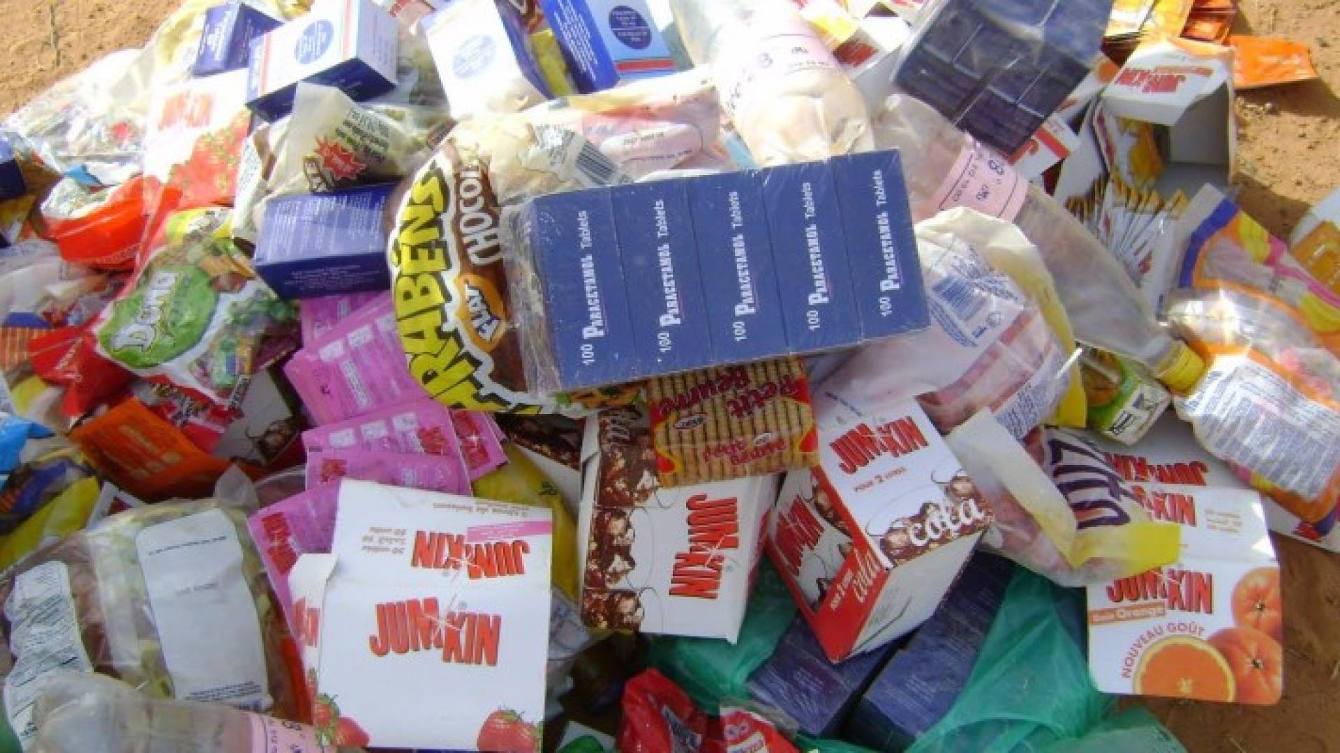 الصورة أرشيفية - اتلاف مواد غذائية   