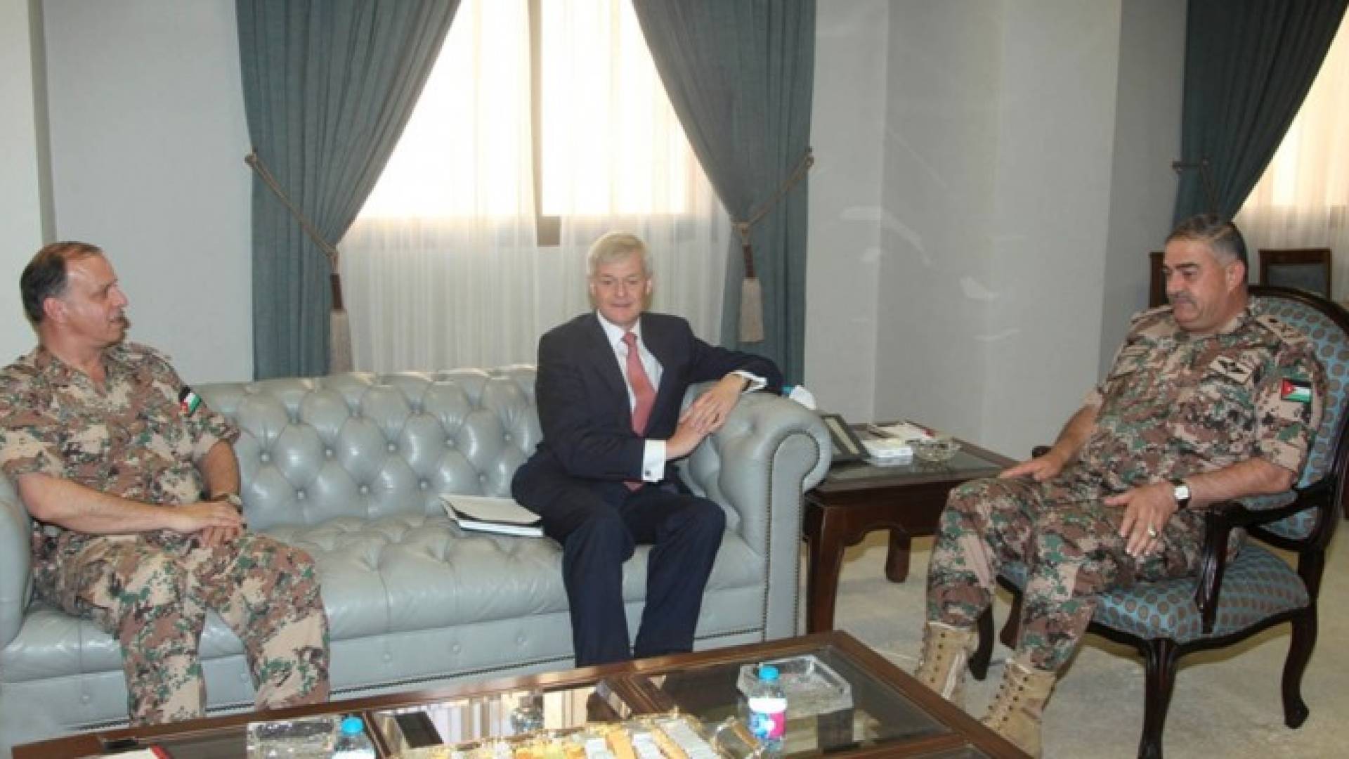 رئيس هيئة الأركان المشتركة يستقبل السفيرين البريطاني والأمريكي