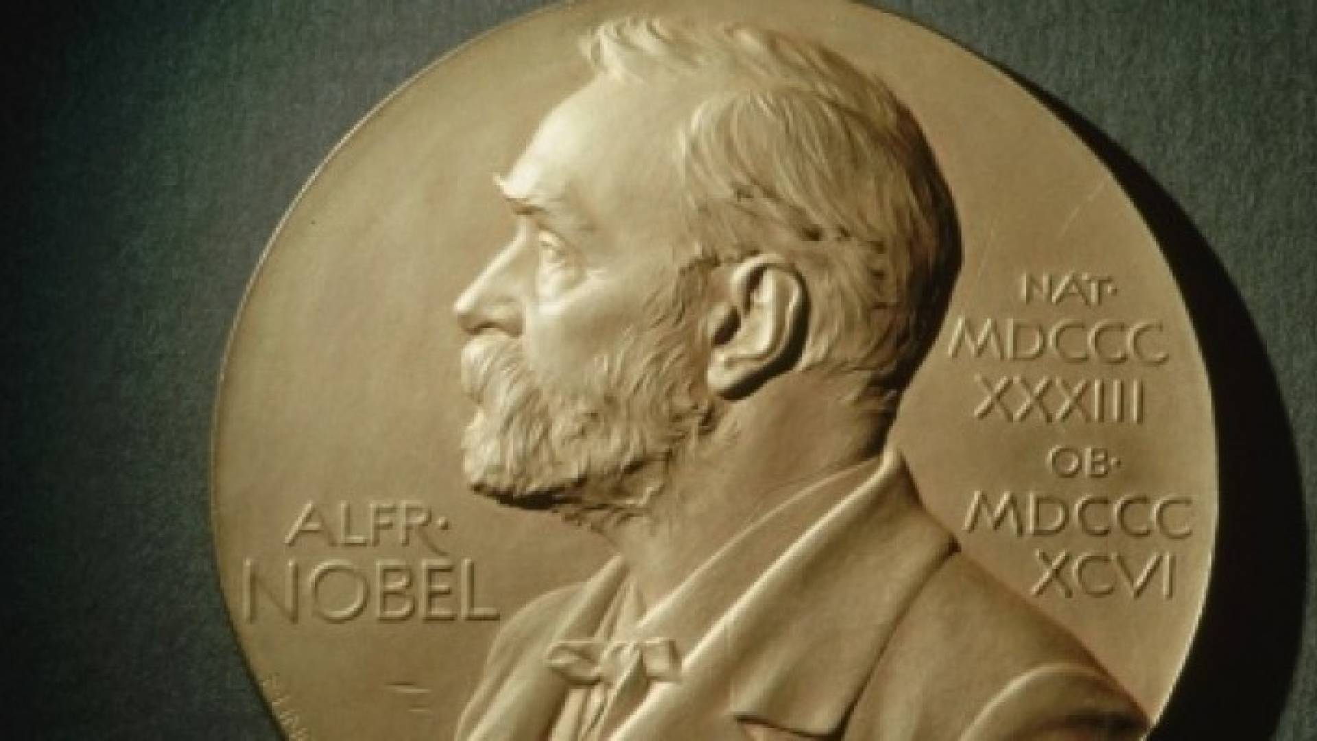 فازوا بها داخل السجن.. وأحدهم عرضها للبيع. هذه غرائب جائزة نوبل