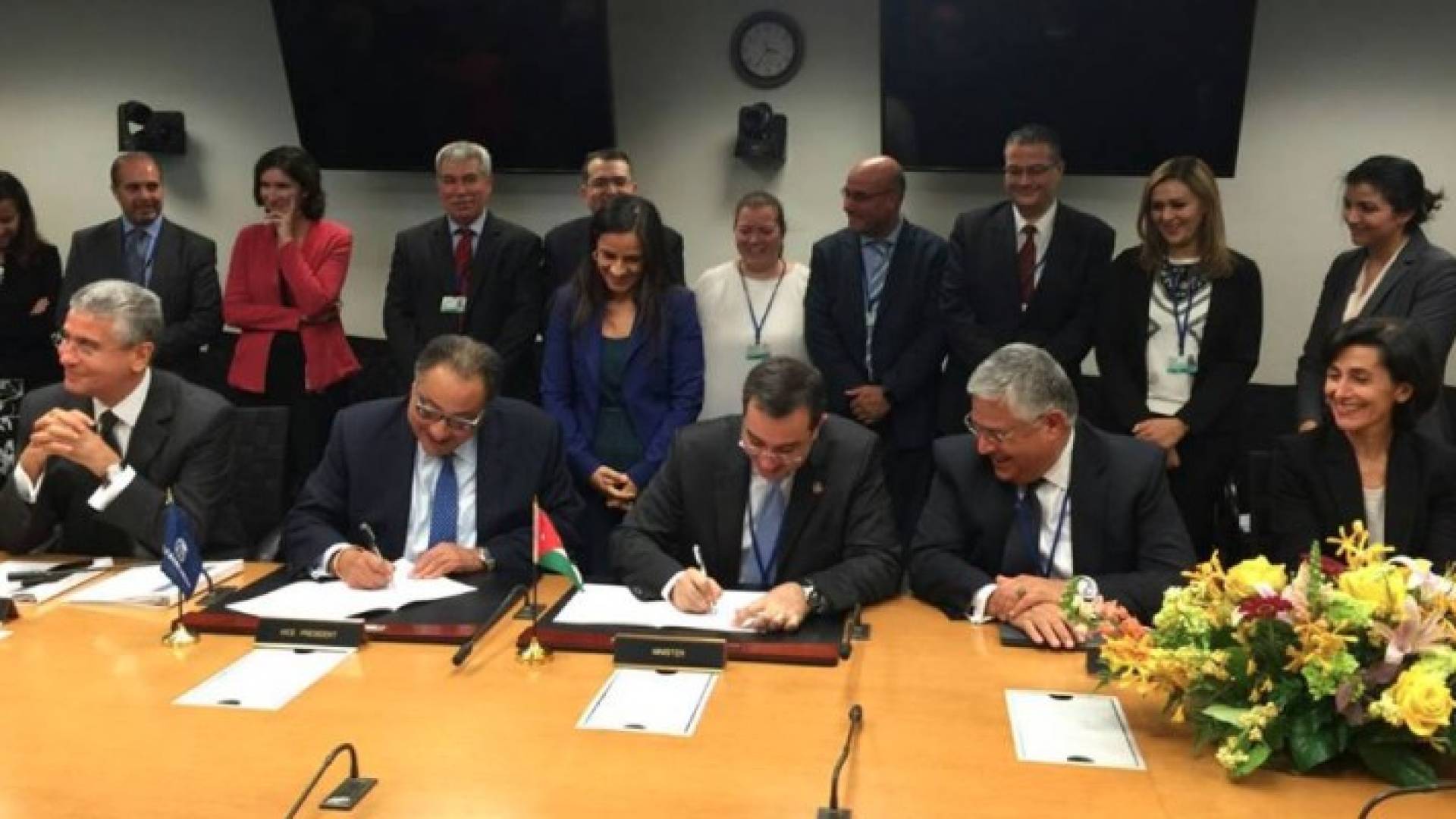 جانب من توقيع الاتفاقية
