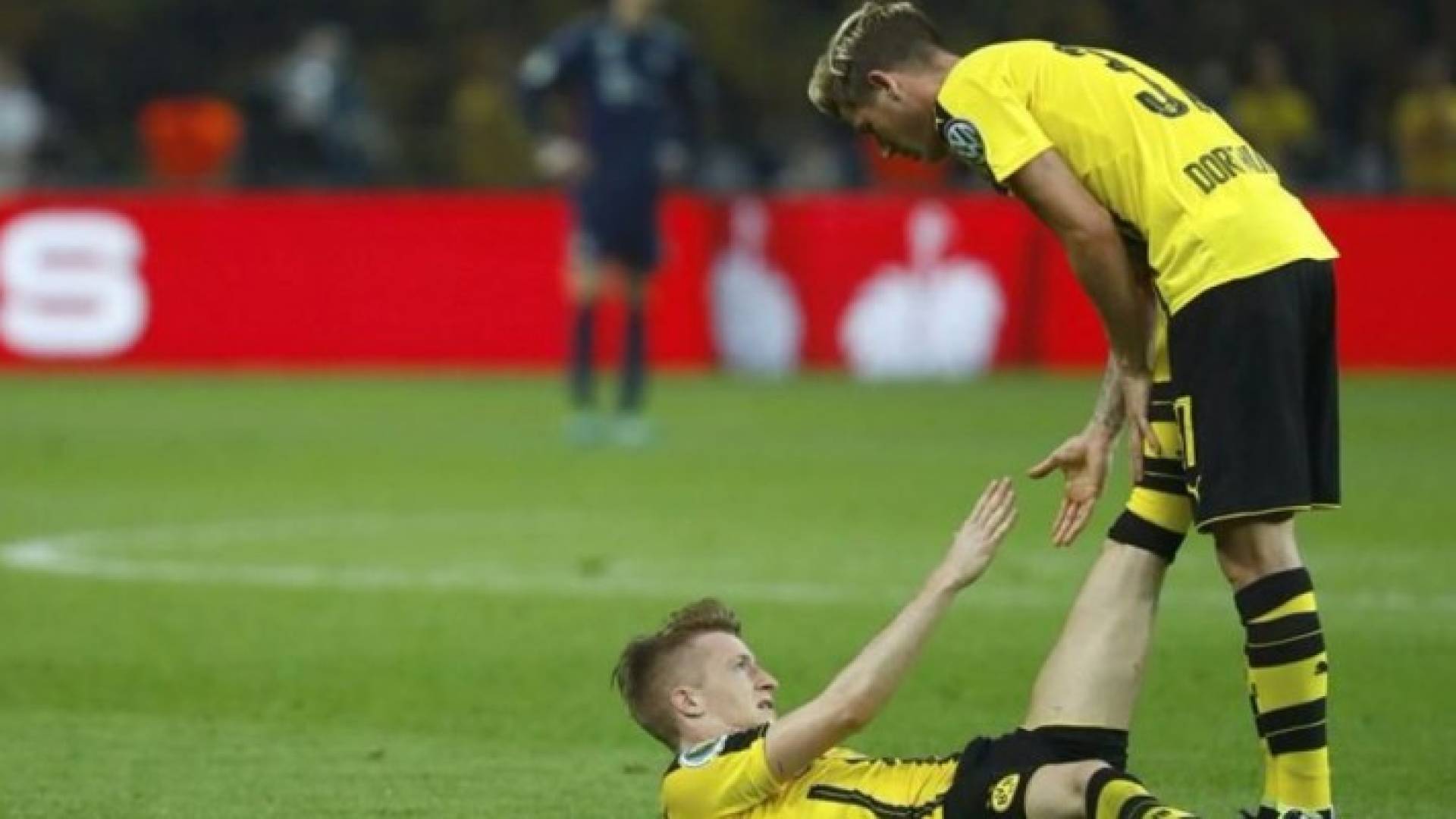 استأنف لاعب خط الوسط الألماني ماركو رويس تدريبات فريقه بعد غياب دام خمسة شهور بسبب الإصابة