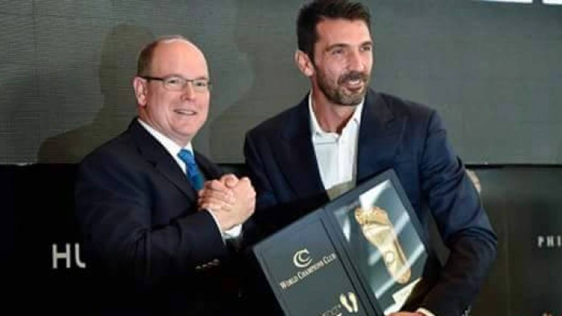 الحارس الإيطالي جيانلويجي بوفون يتغلب على كريستيانو رونالدو وليونيل ميسي