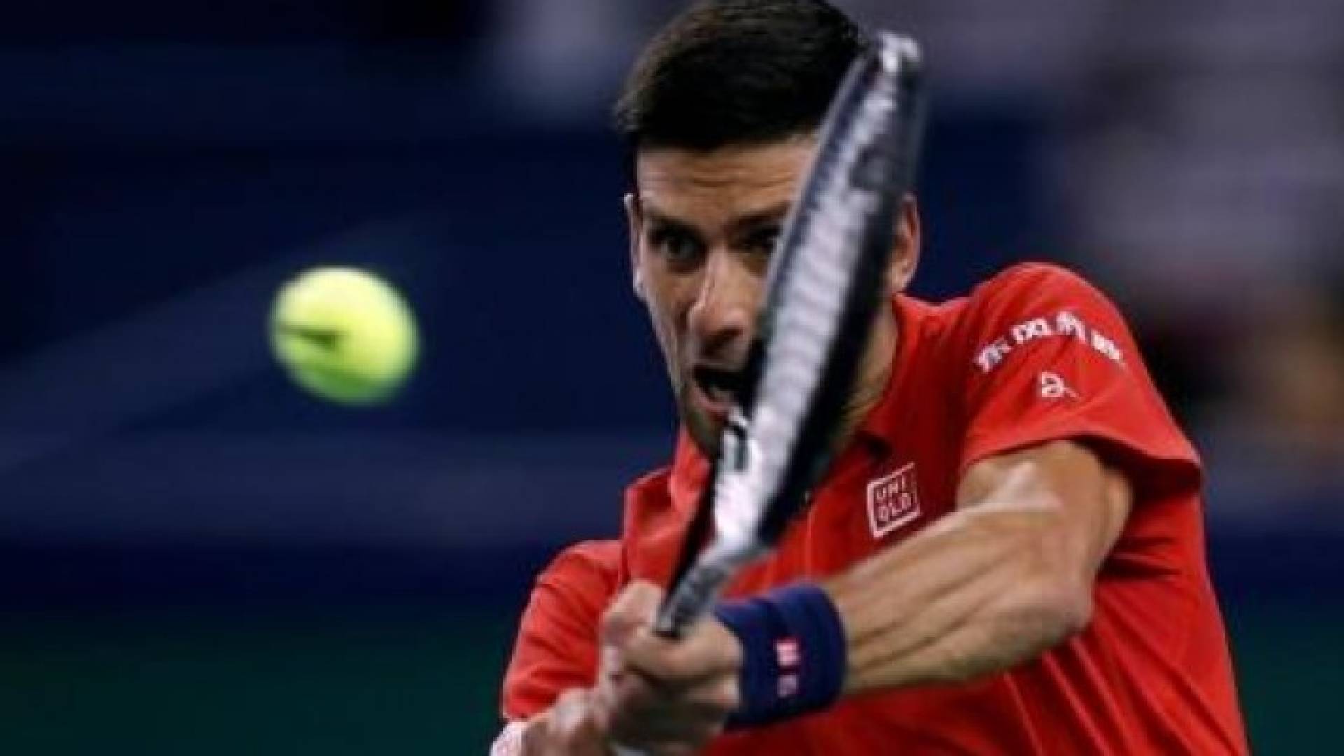 اللاعب الصربي نوفاك ديوكوفيتش خلال مباراته أمام الايطالي فابيو فونيني في شنغهاي