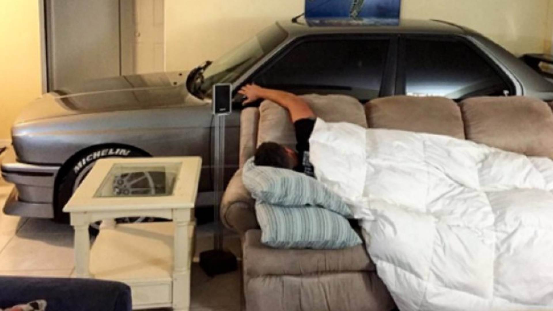 خشية الإعصار.. سيارته تنام بجواره في الغرفة