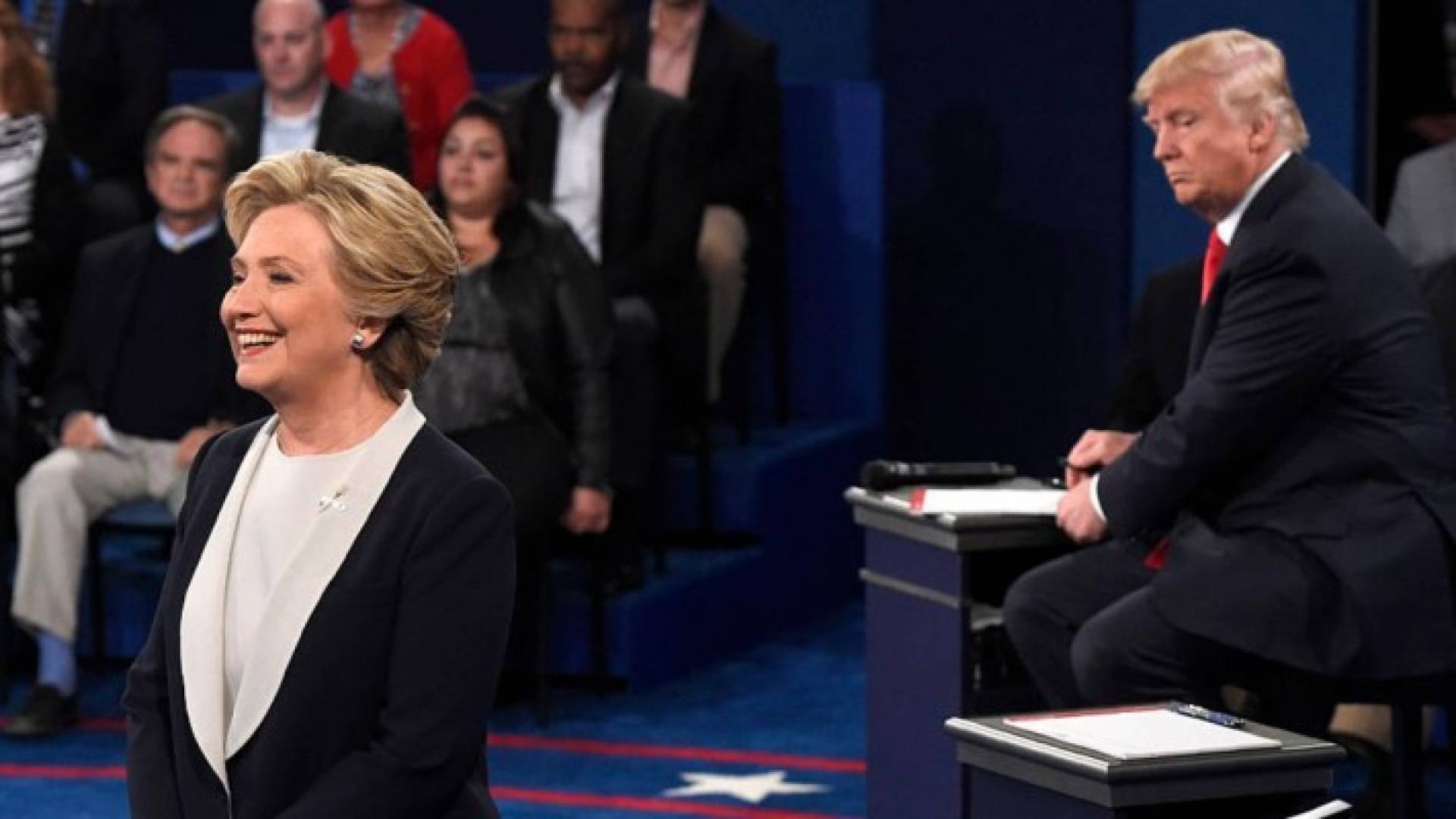  كلينتون وترامب خلال المناظرة الرئاسية الثانية