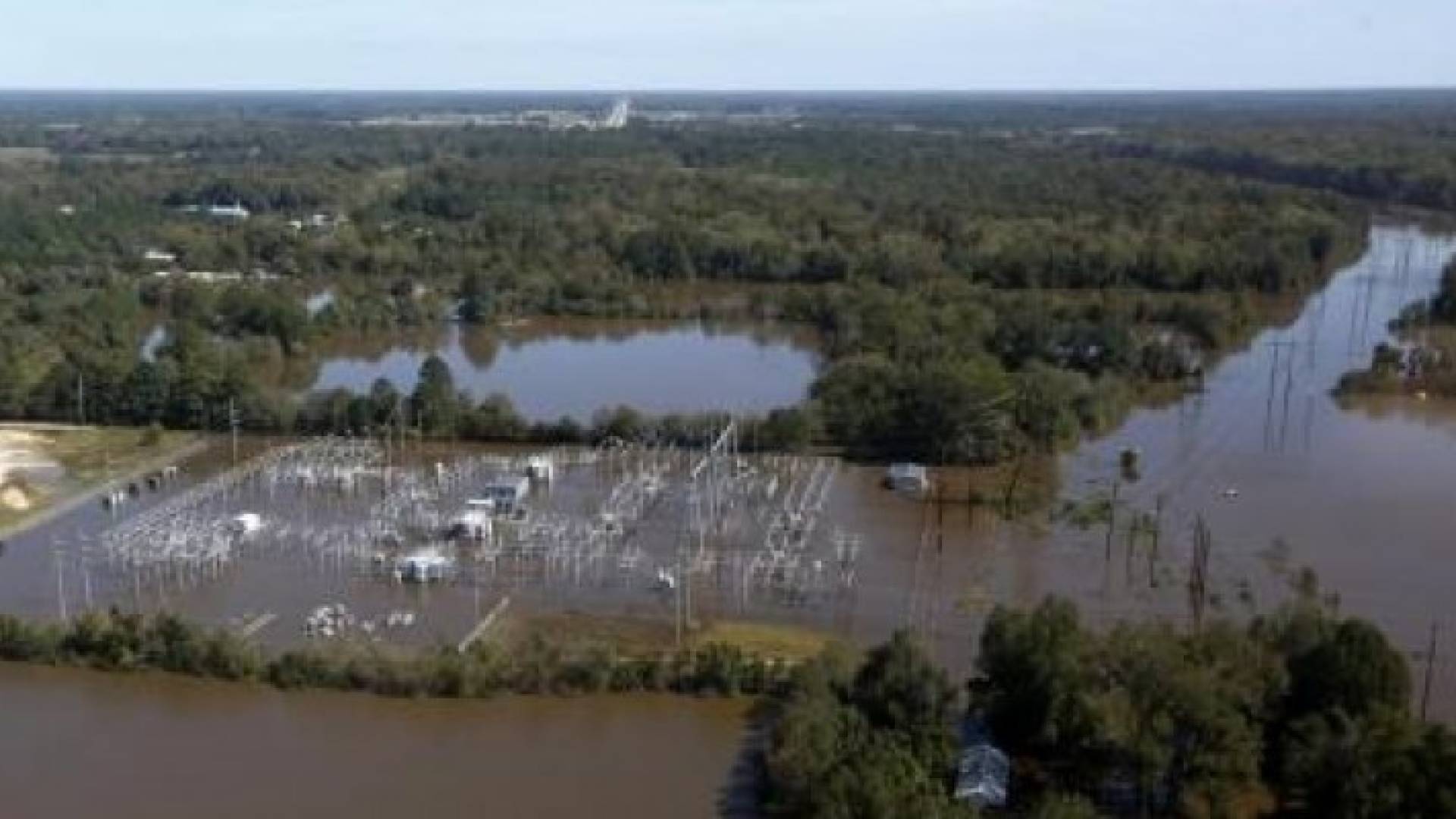 فيضان نهر تار يغمر محطة كهرباء محلية بسبب الأمطار التي صاحبت الإعصار ماثيو في جرينفيل بولاية نور