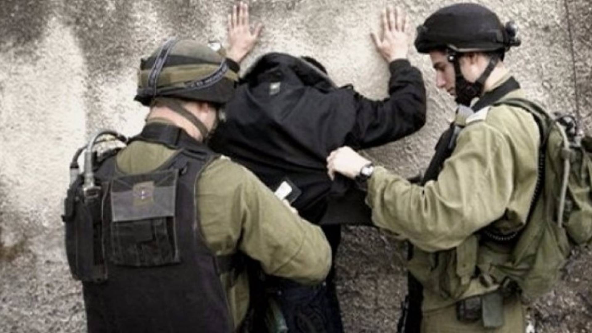 عناصر من الاحتلال يعتقلون فلسطينيين - ارشيفية 