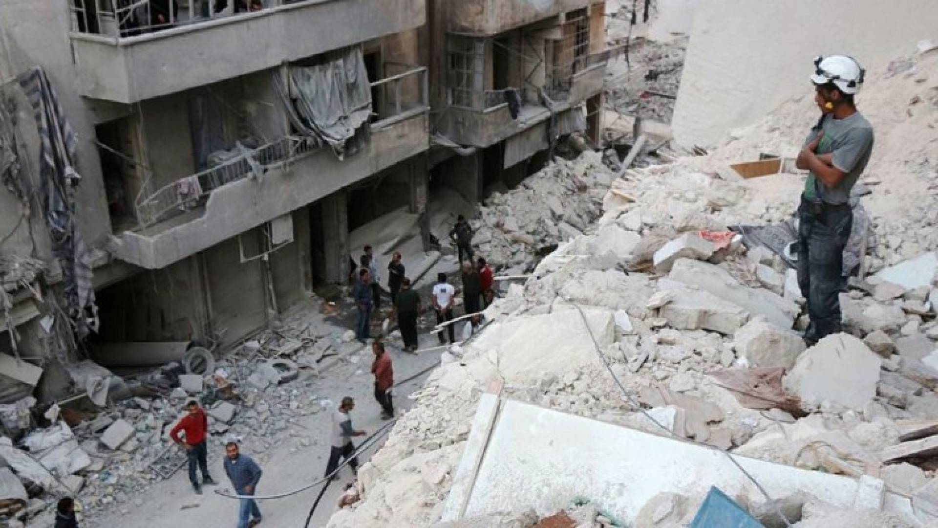 دمار خلفته غارة جوية في حلب 