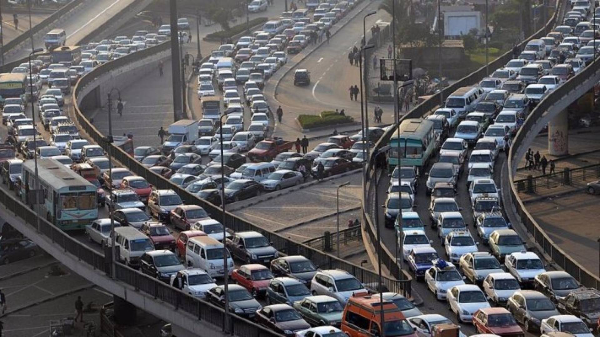 القاهره واحدة من أكثر المدن إزعاجا، بسبب طبيعة شوارعها الضيقة ذات المباني المرتفعة