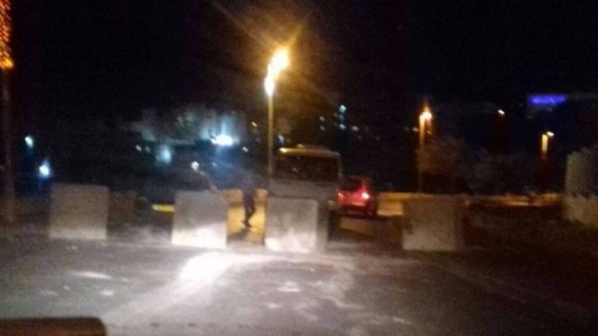 الاحتلال يغلق مدخل العيسوية بالمكعبات الاسمنتية