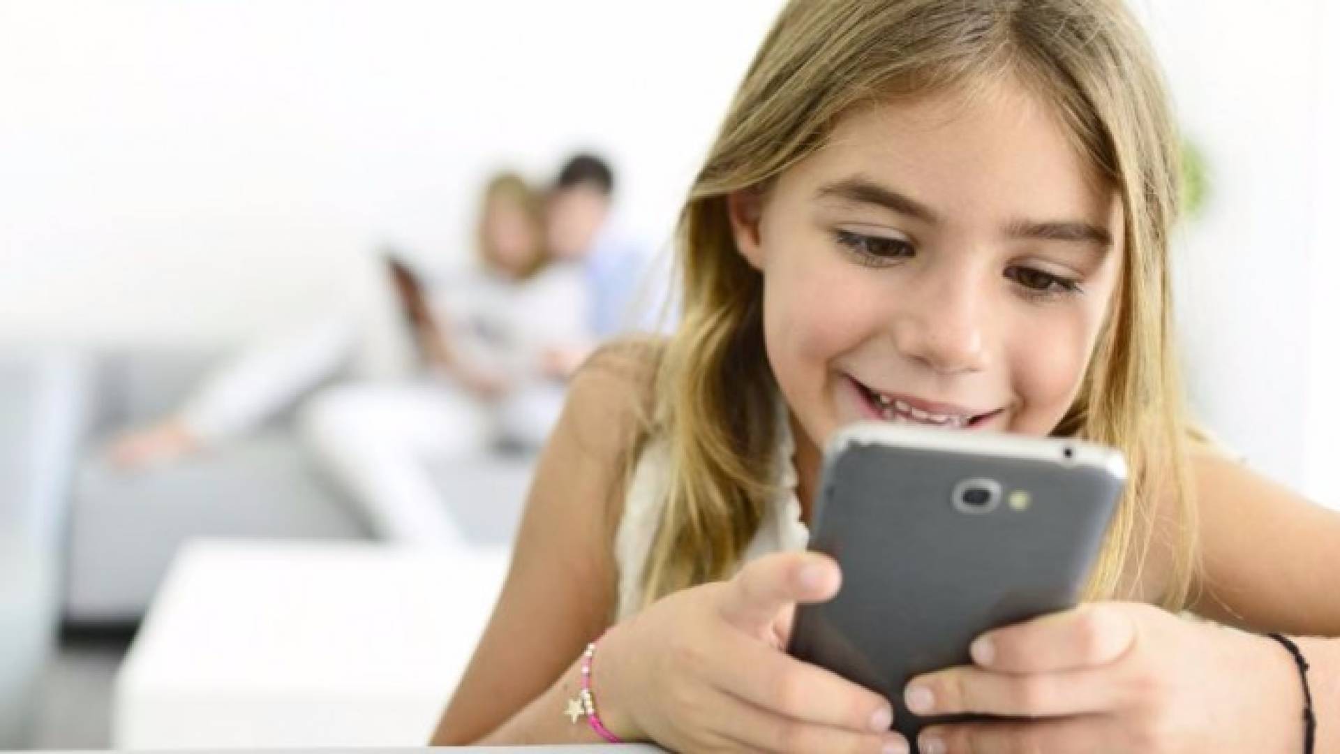 طفل تستخدم الهاتف المحمول