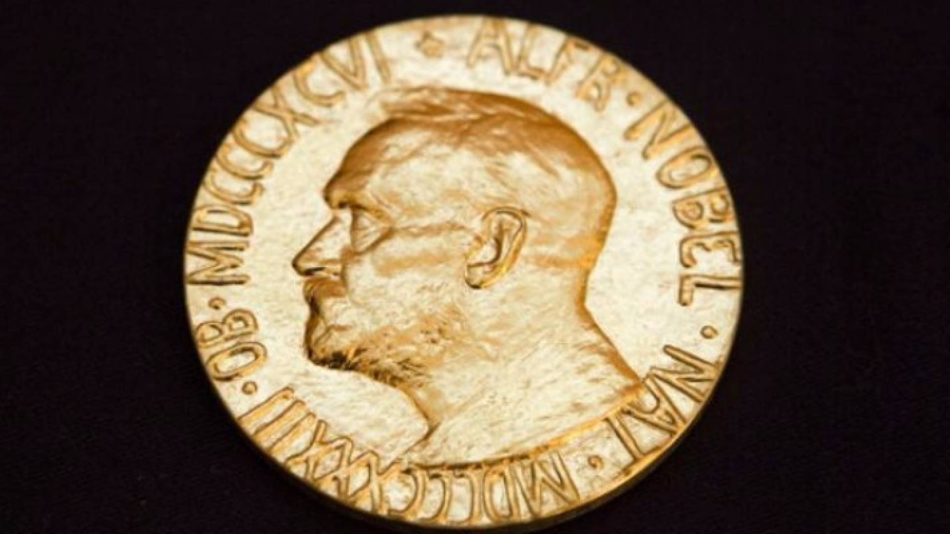 الفائزون بجائزة نوبل للاداب في السنوات الخمس عشرة الاخيرة