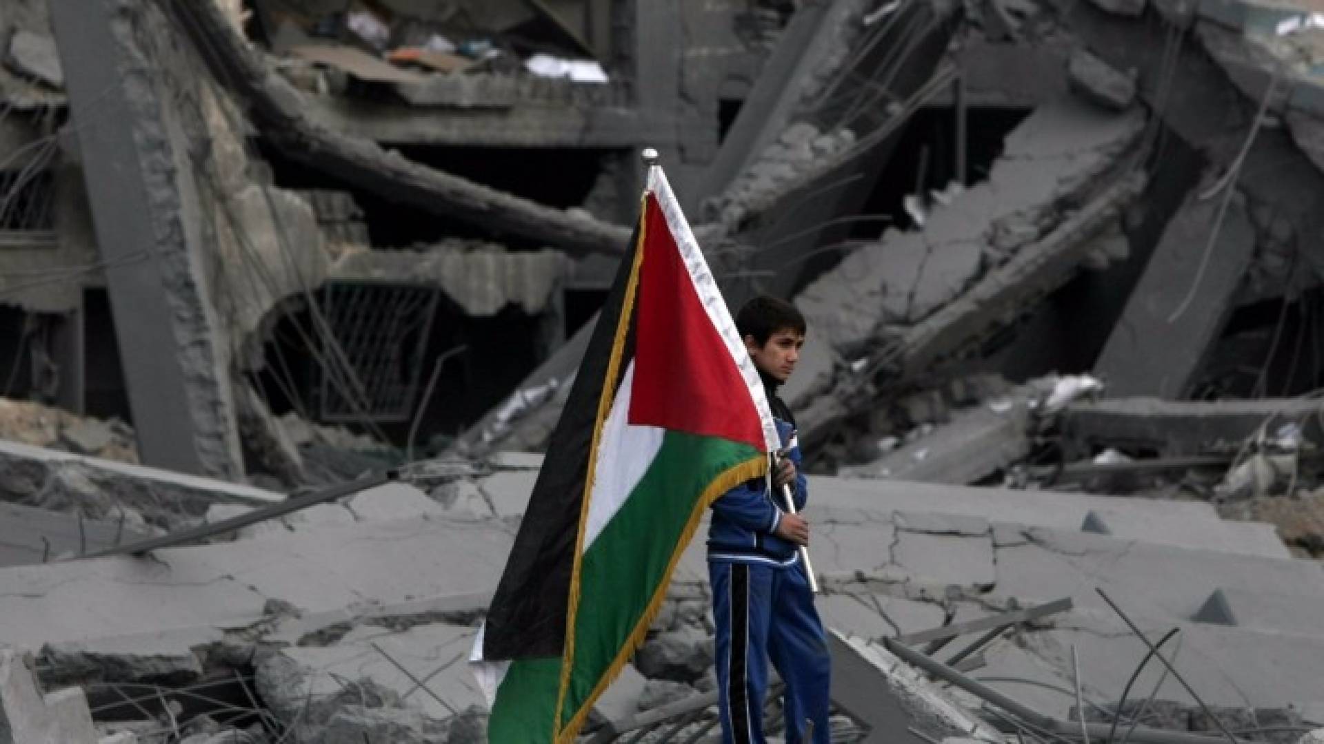 طفل يحمل العلم الفلسطيني في قطاع غزة - أرشيفية 
