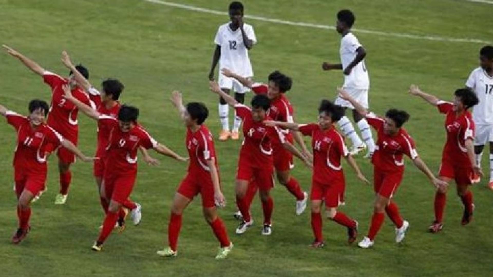 لاعبات منتخب كوريا الشمالية يحتفلن بعد خطف بطاقة التأهل للدور نصف النهائي من منتخب غانا 