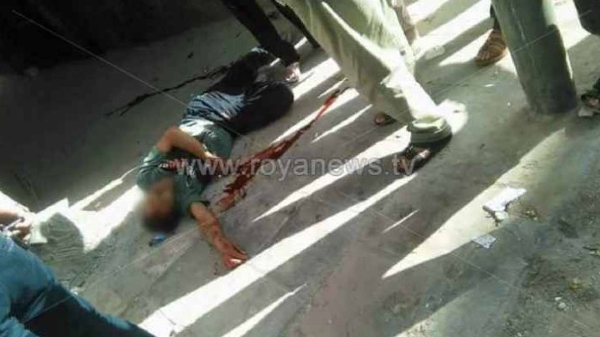 صورة القتيل ملقى على الأرض في الزرقاء