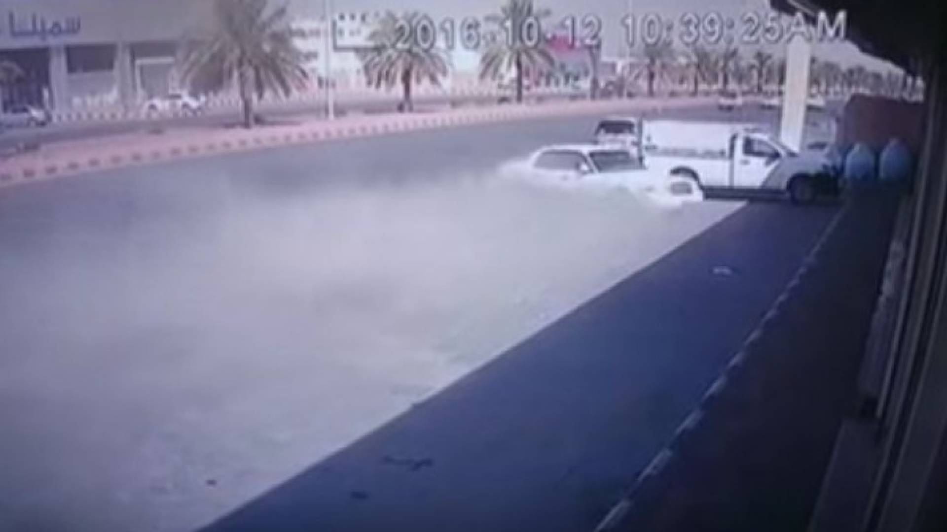 بالفيديو ..مصرع سائق سيارة بسرعة جنونية