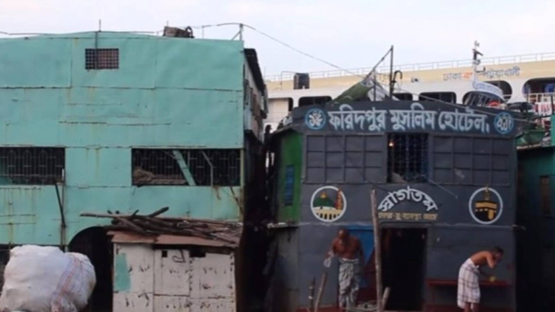 الفندق "العائم" في لقطة معبرة