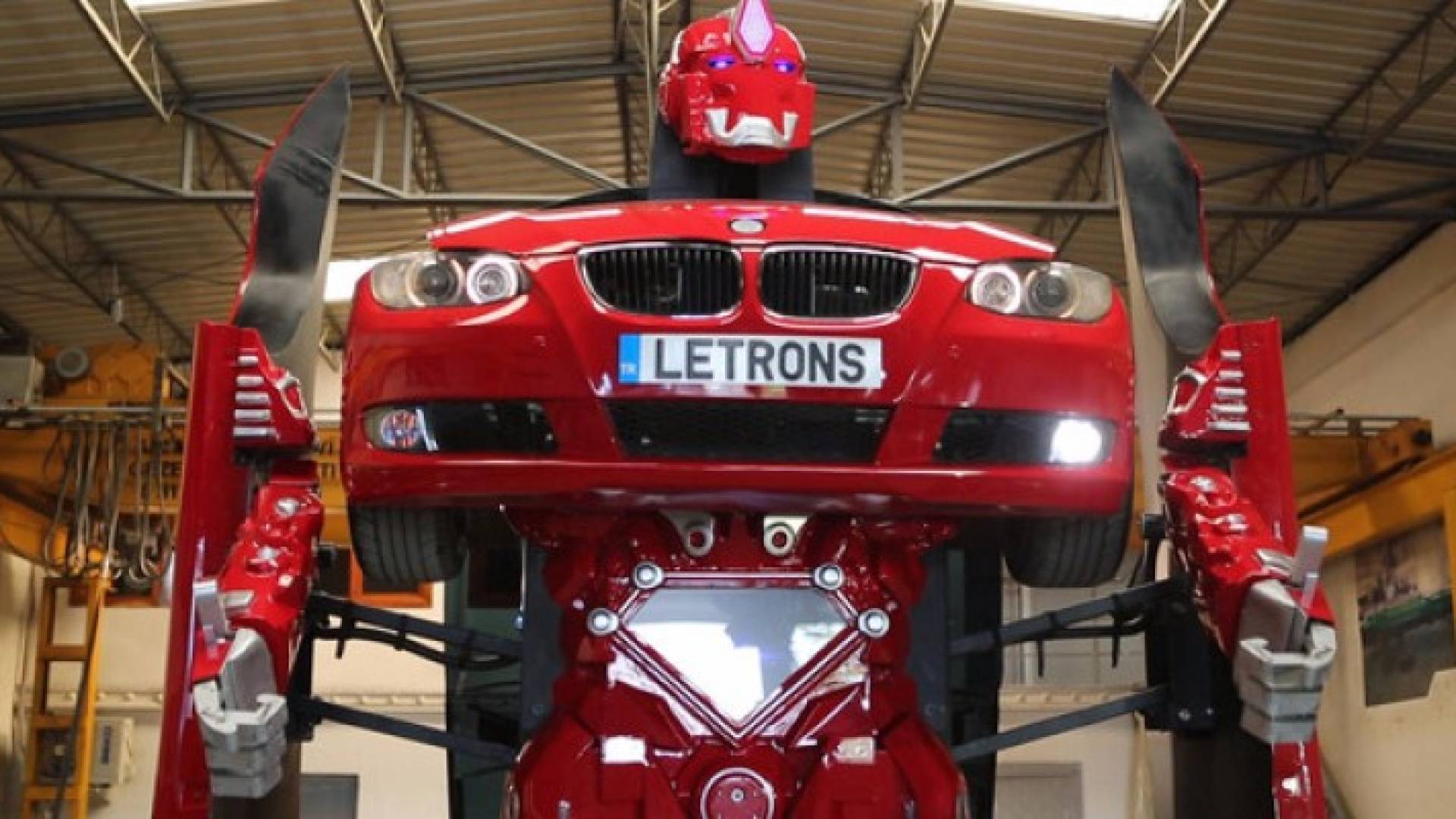 سيارة تتحول إلى روبوت عملاق