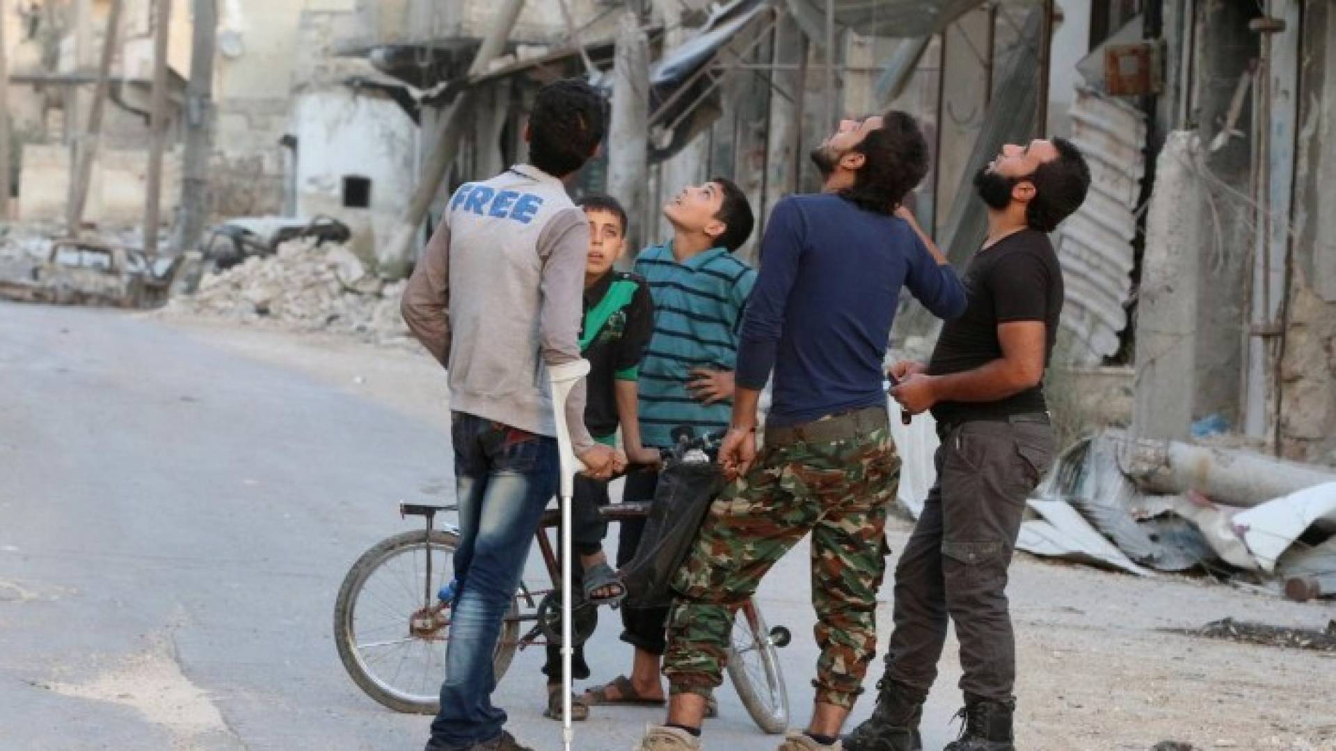  الطائرات مستمرة في قصف الأحياء الشرقية من مدينة حلب.