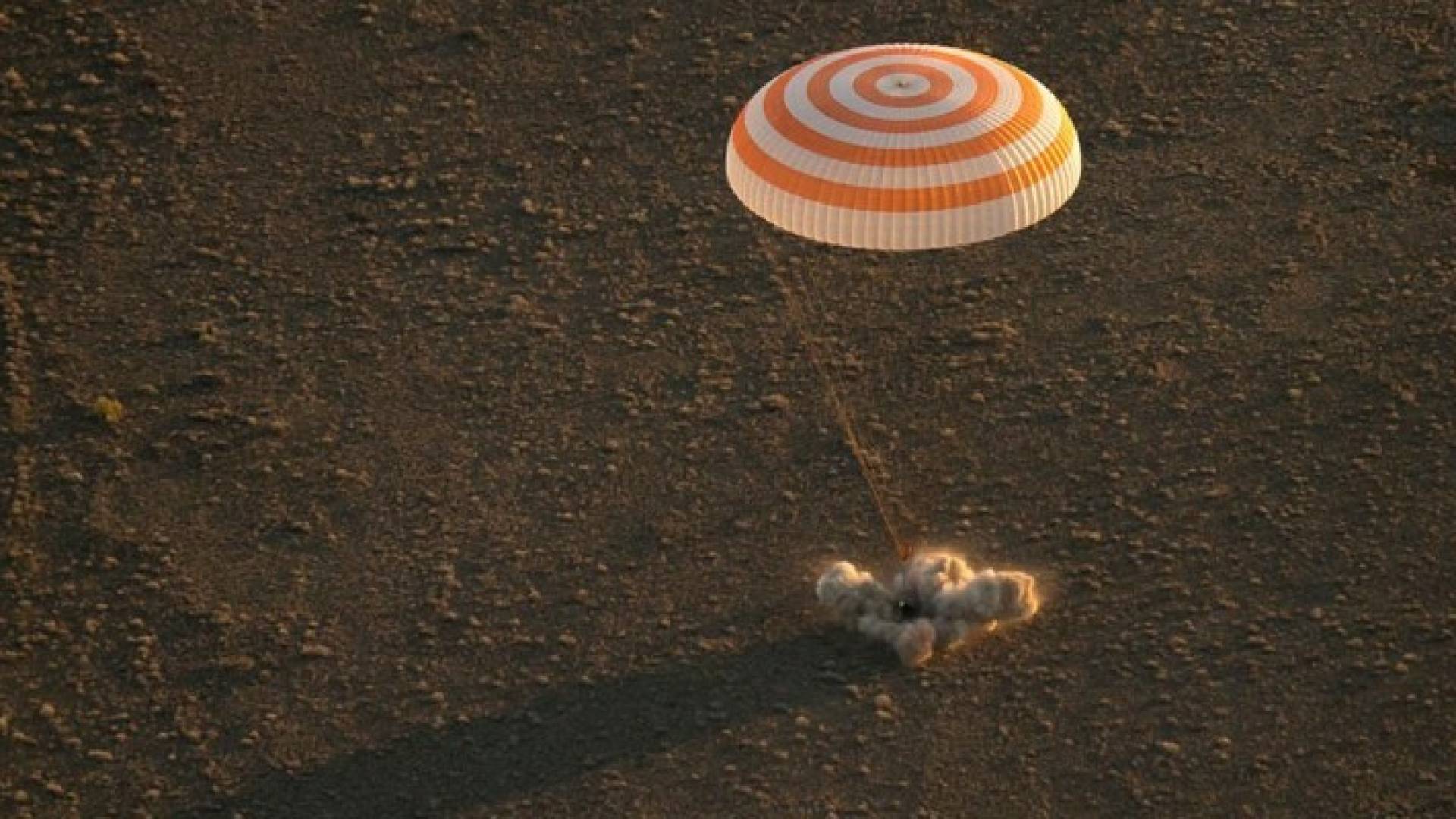  صورة تعبيرية للقفز بالمظلات
