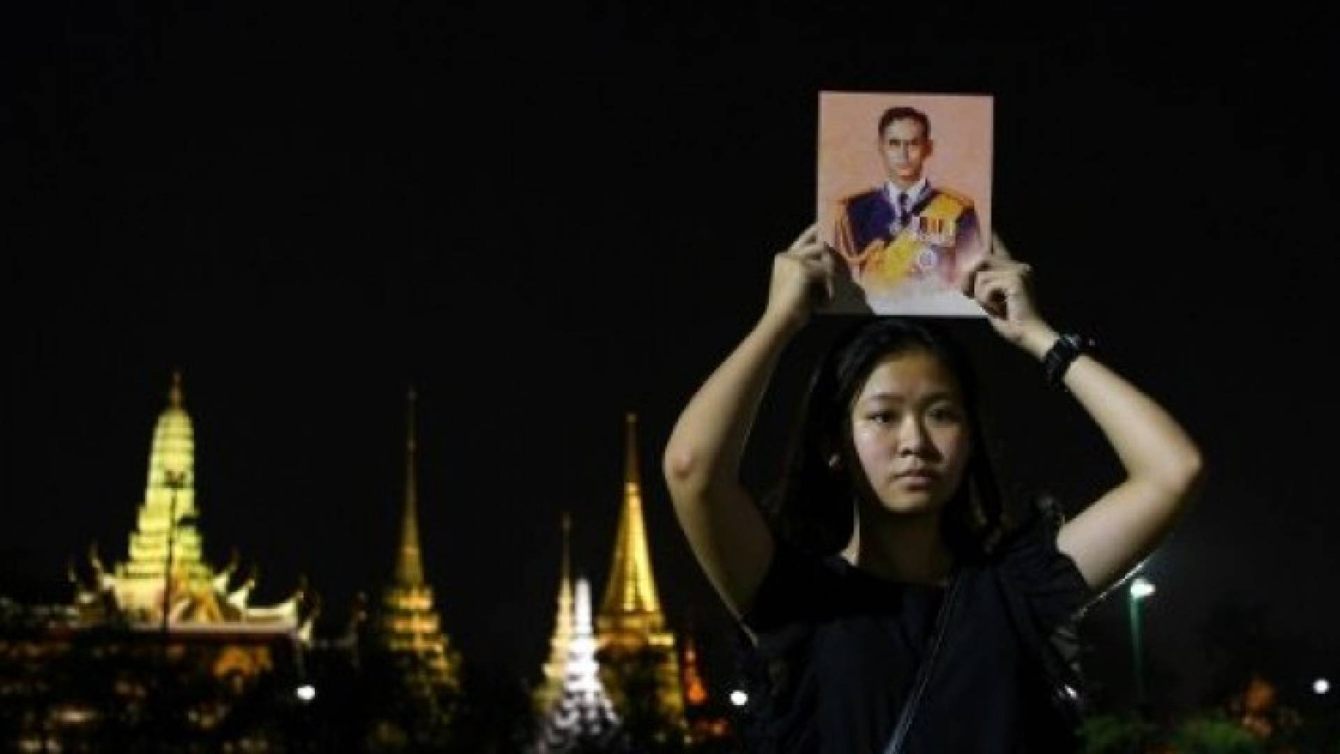 الحداد على ملك تايلاند يغرق بانكوك بالسواد