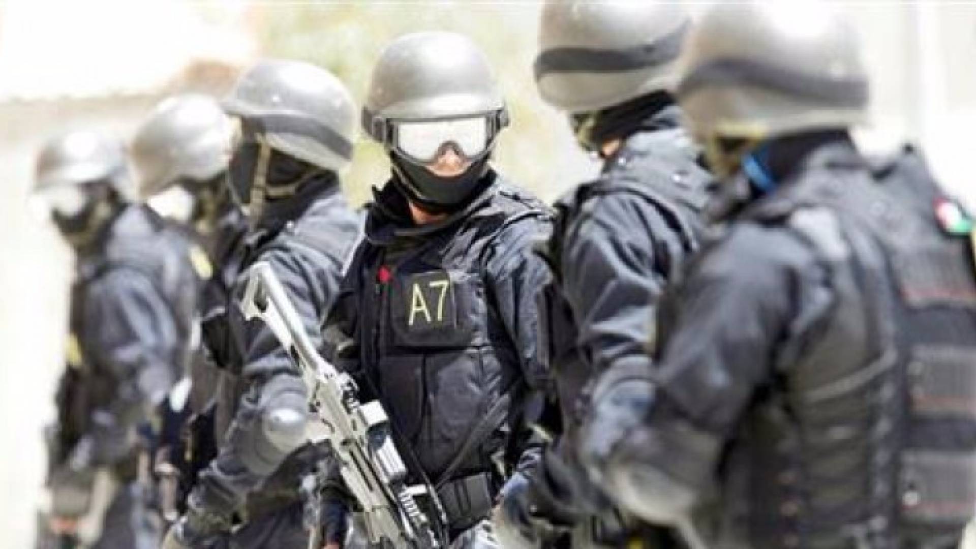 عناصر من الامن 