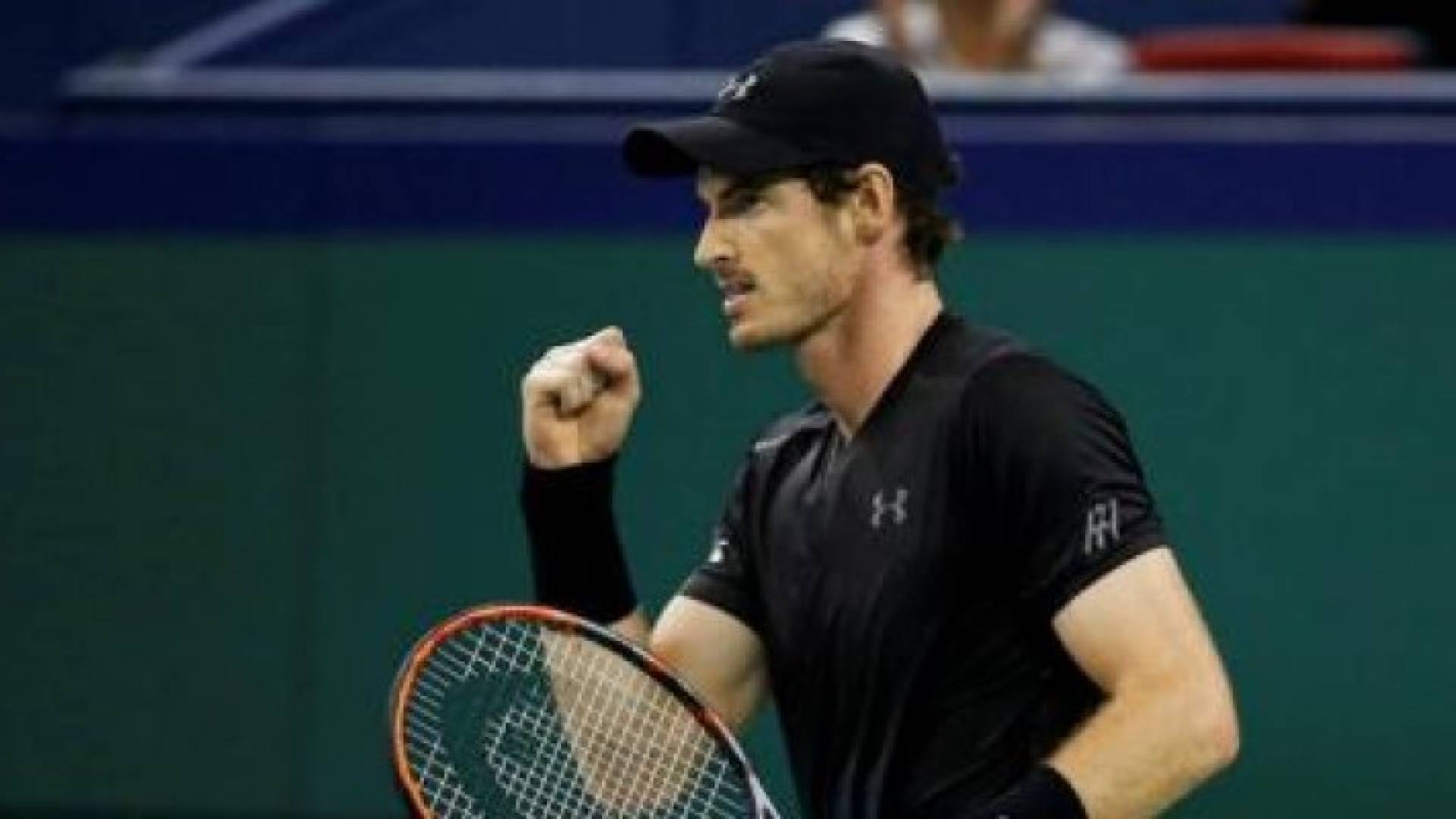 لاعب التنس البريطاني اندي موراي اثناء المباراة ضد منافسه الاسباني روبرتو باوتيستا واحراز لقب بطولة شنغهاي