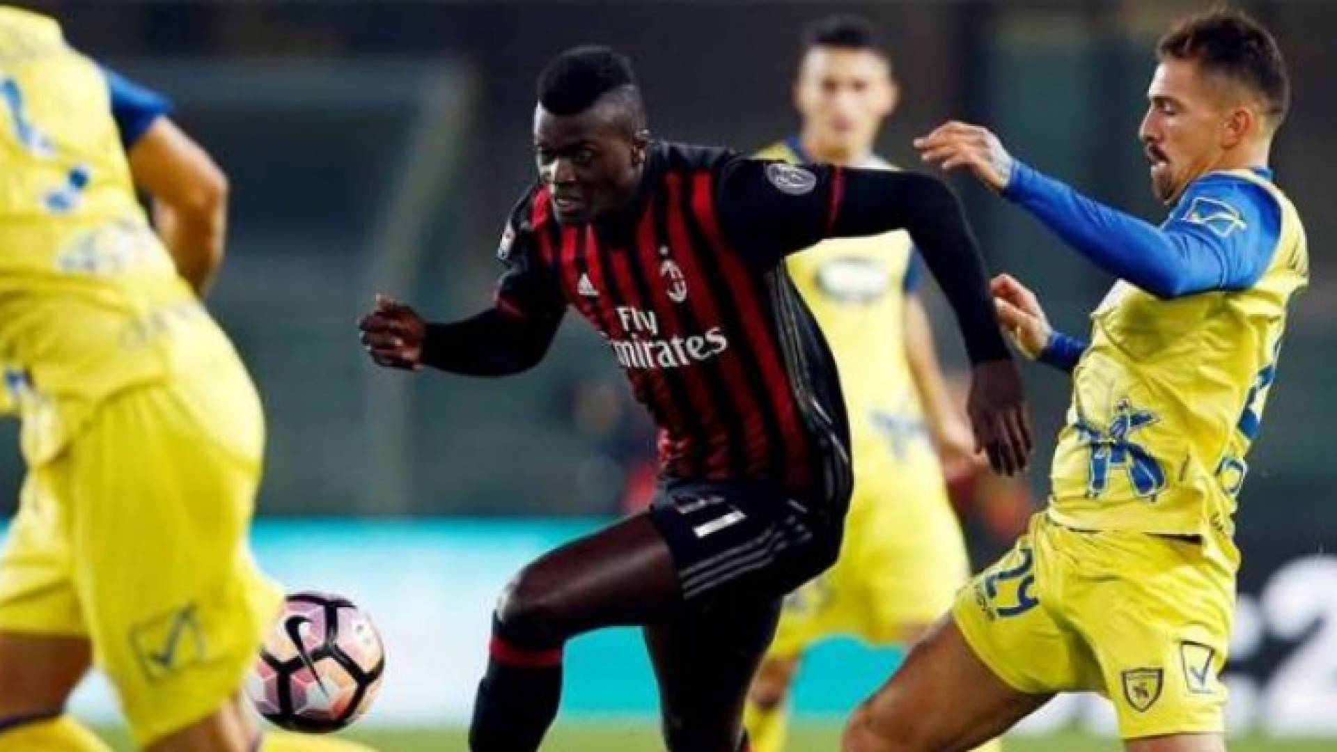 ميلان يشارك روما الوصافة بثلاثية في كييفو