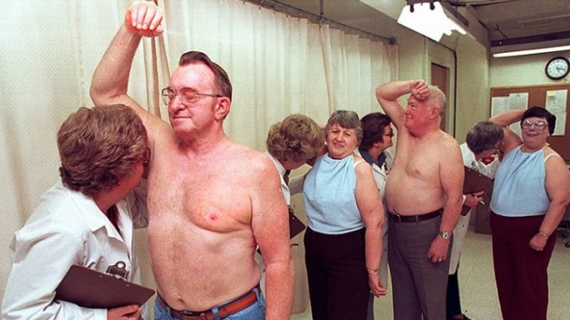 أشخاصا مهمتهم التأكد من جودة منتج ازالة العرق عبر استنشاق الإبطين