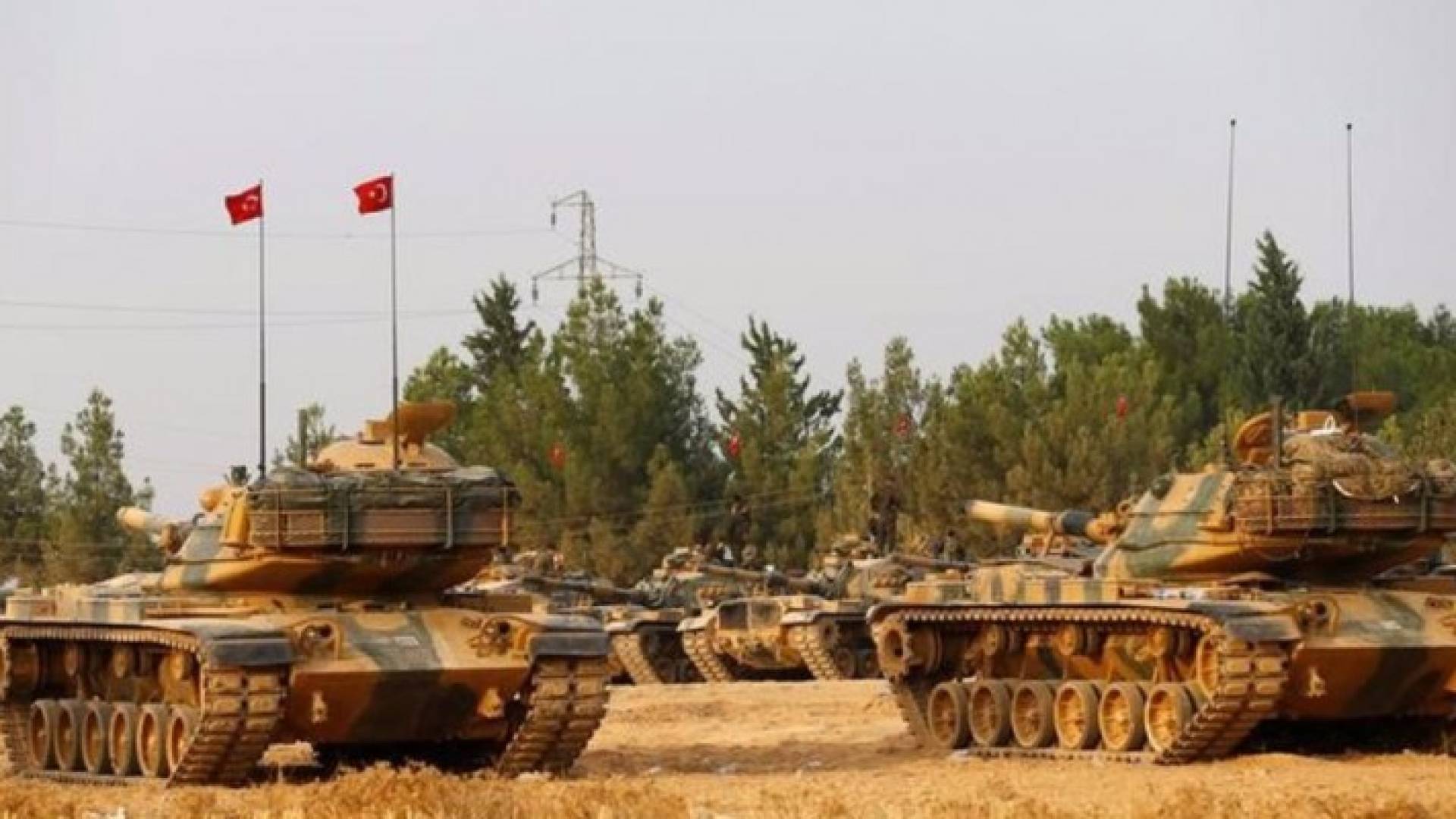دبابات تابعة للجيش التركي على الحدود التركية السورية  